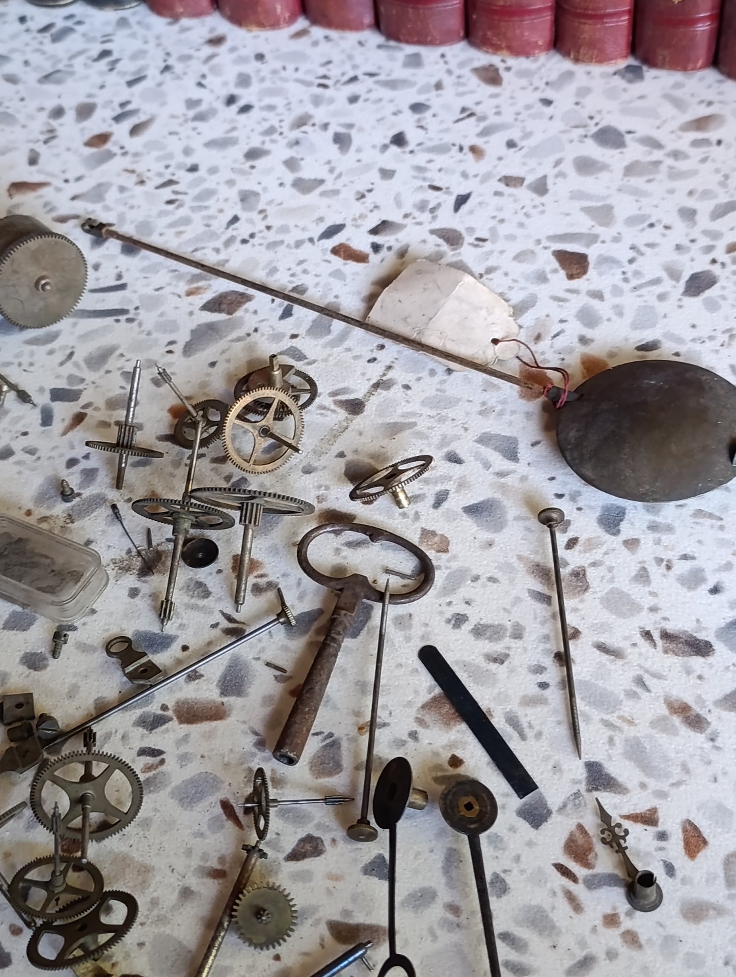 Lot de pièces d’horlogerie ancienne pour restauration – Rouages, barillets, aiguilles, clé, balancier
