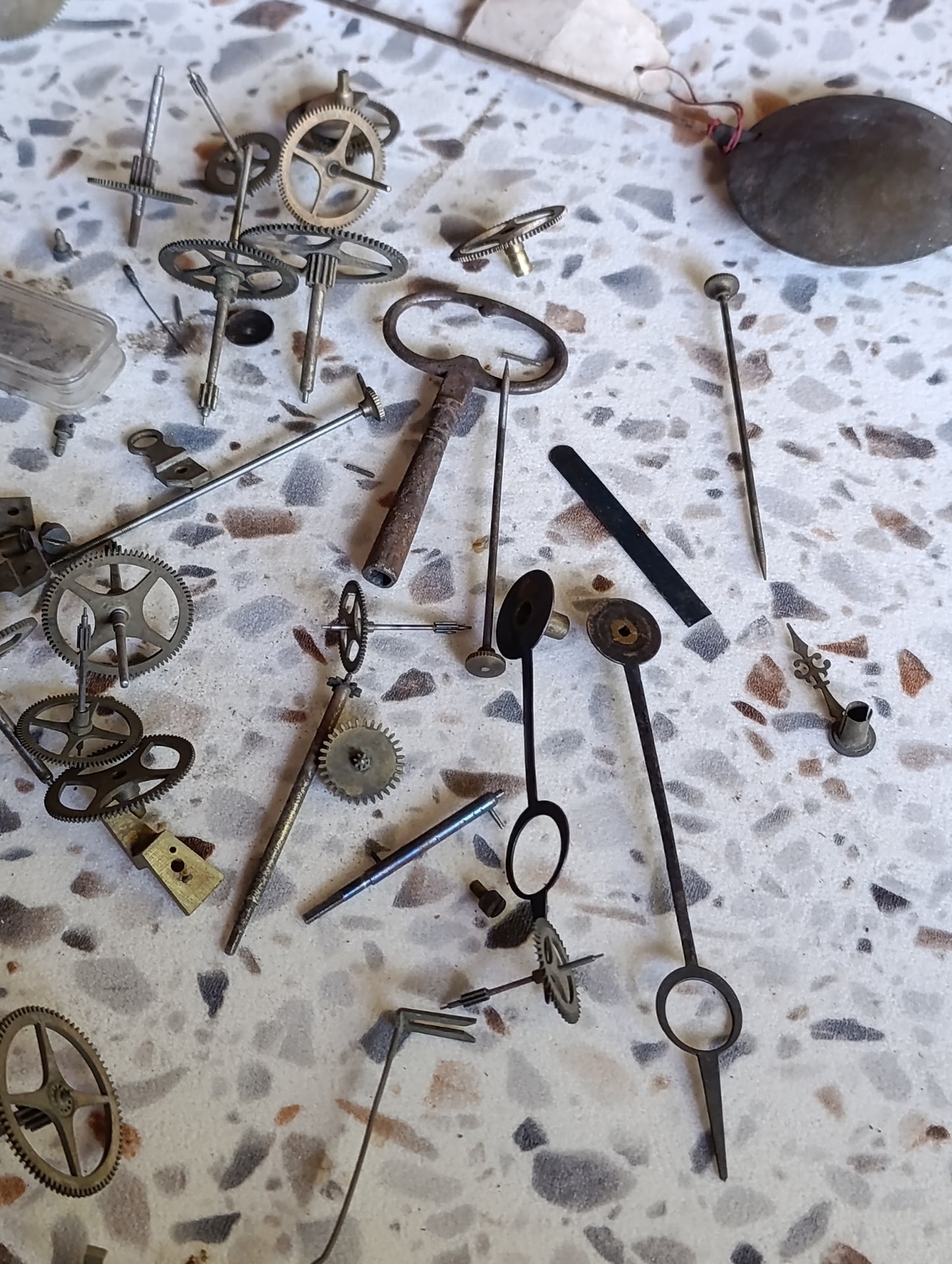 Lot de pièces d’horlogerie ancienne pour restauration – Rouages, barillets, aiguilles, clé, balancier