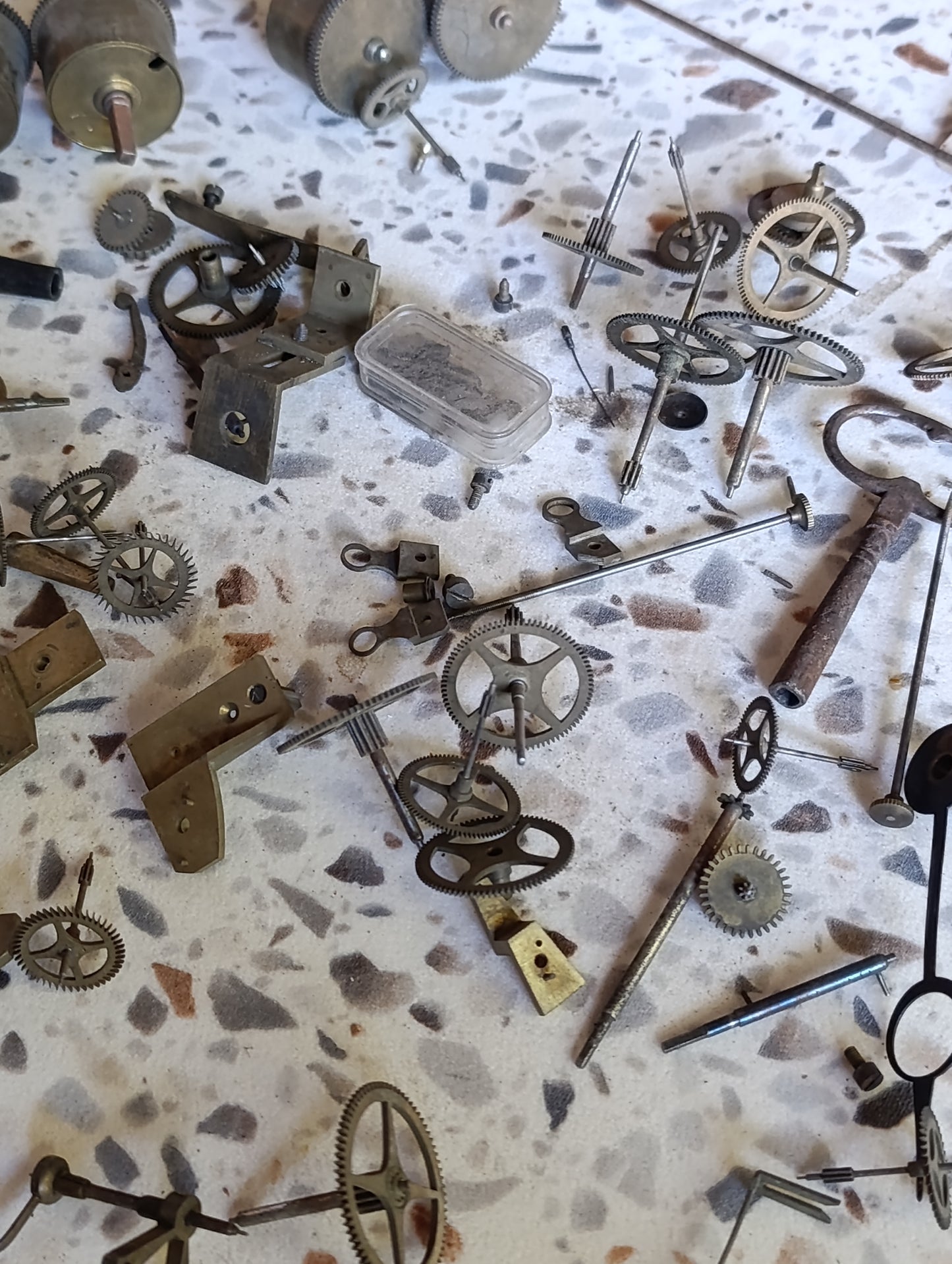 Lot de pièces d’horlogerie ancienne pour restauration – Rouages, barillets, aiguilles, clé, balancier