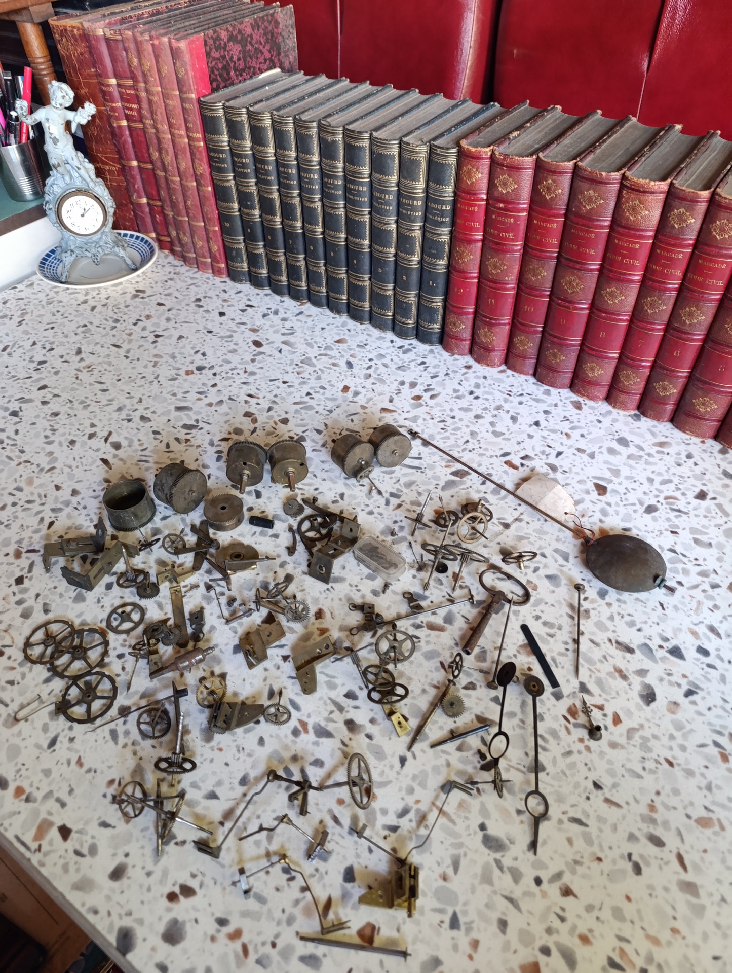 Lot de pièces d’horlogerie ancienne pour restauration – Rouages, barillets, aiguilles, clé, balancier