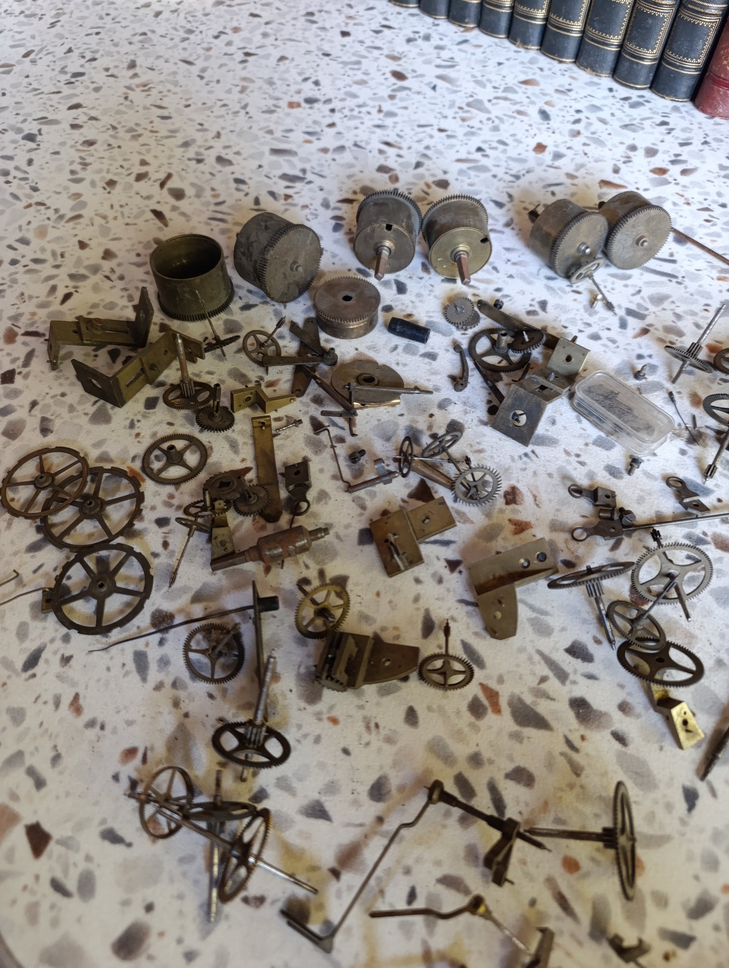 Lot de pièces d’horlogerie ancienne pour restauration – Rouages, barillets, aiguilles, clé, balancier