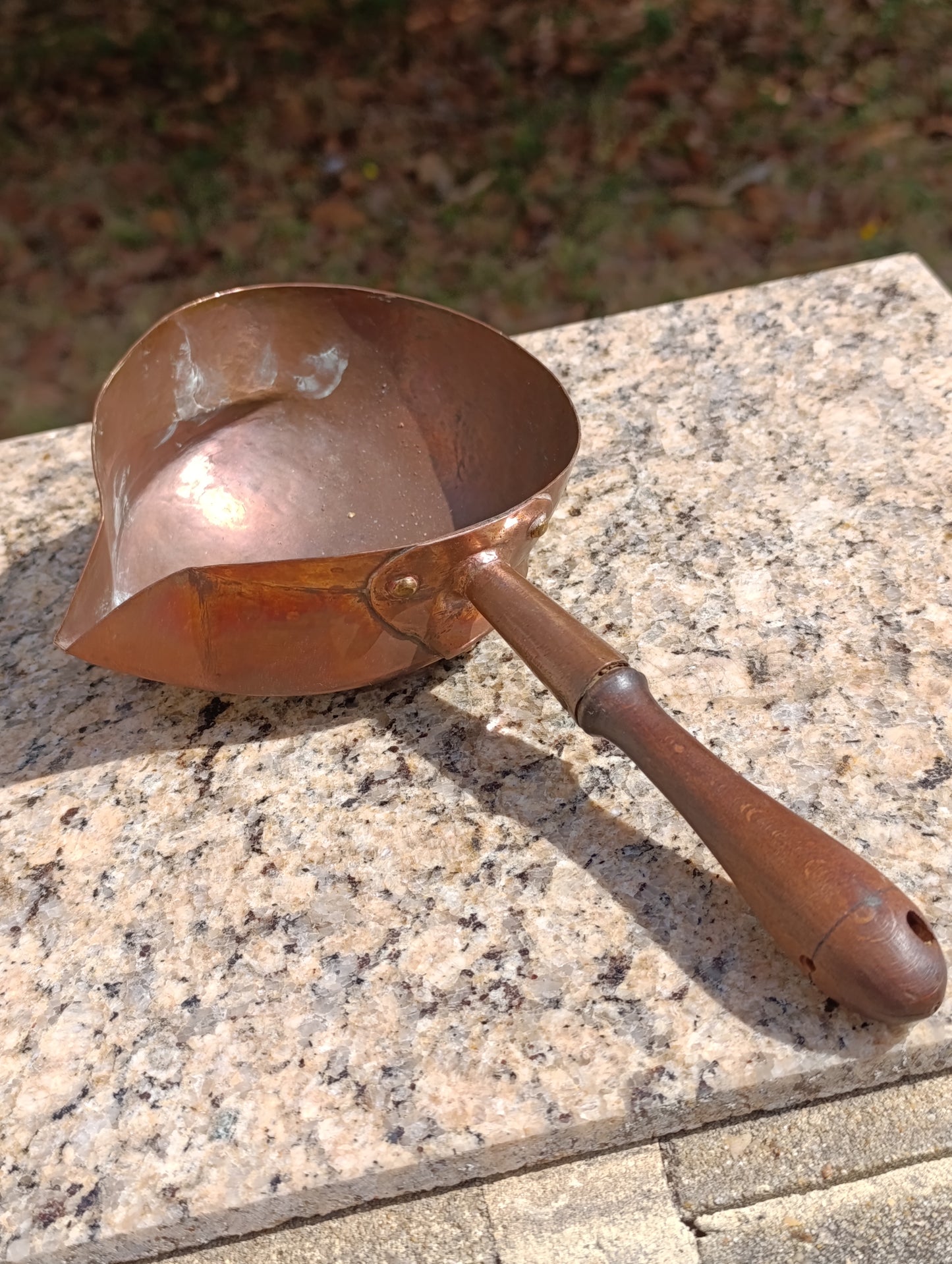 Cuillère à sucre ancienne en cuivre avec manche en bois – Poêlon ancien de cuisine