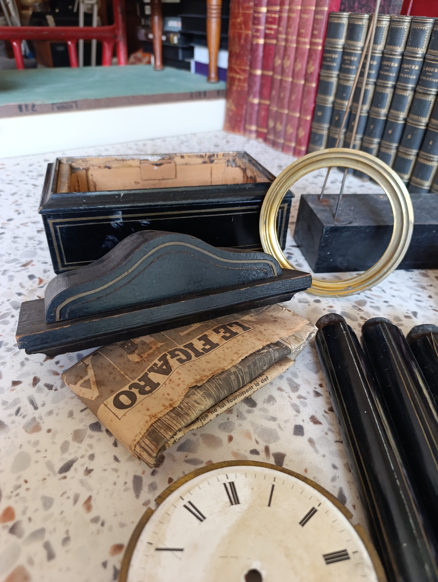 Lot de pièces détachées pour horloge ancienne – Colonnes en bois, cadrans, lunettes, boîtier, mécanisme et accessoires