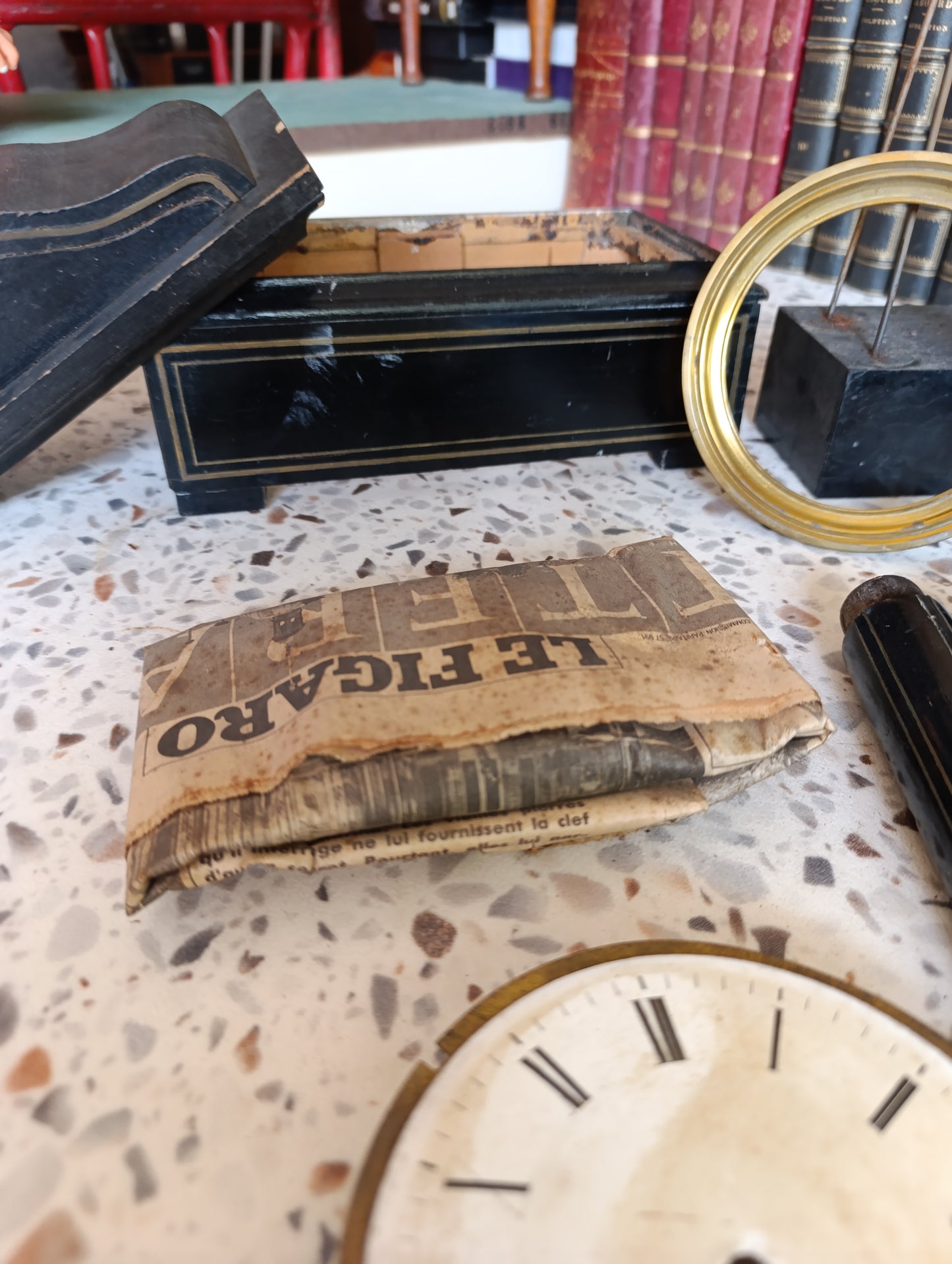 Lot de pièces détachées pour horloge ancienne – Colonnes en bois, cadrans, lunettes, boîtier, mécanisme et accessoires