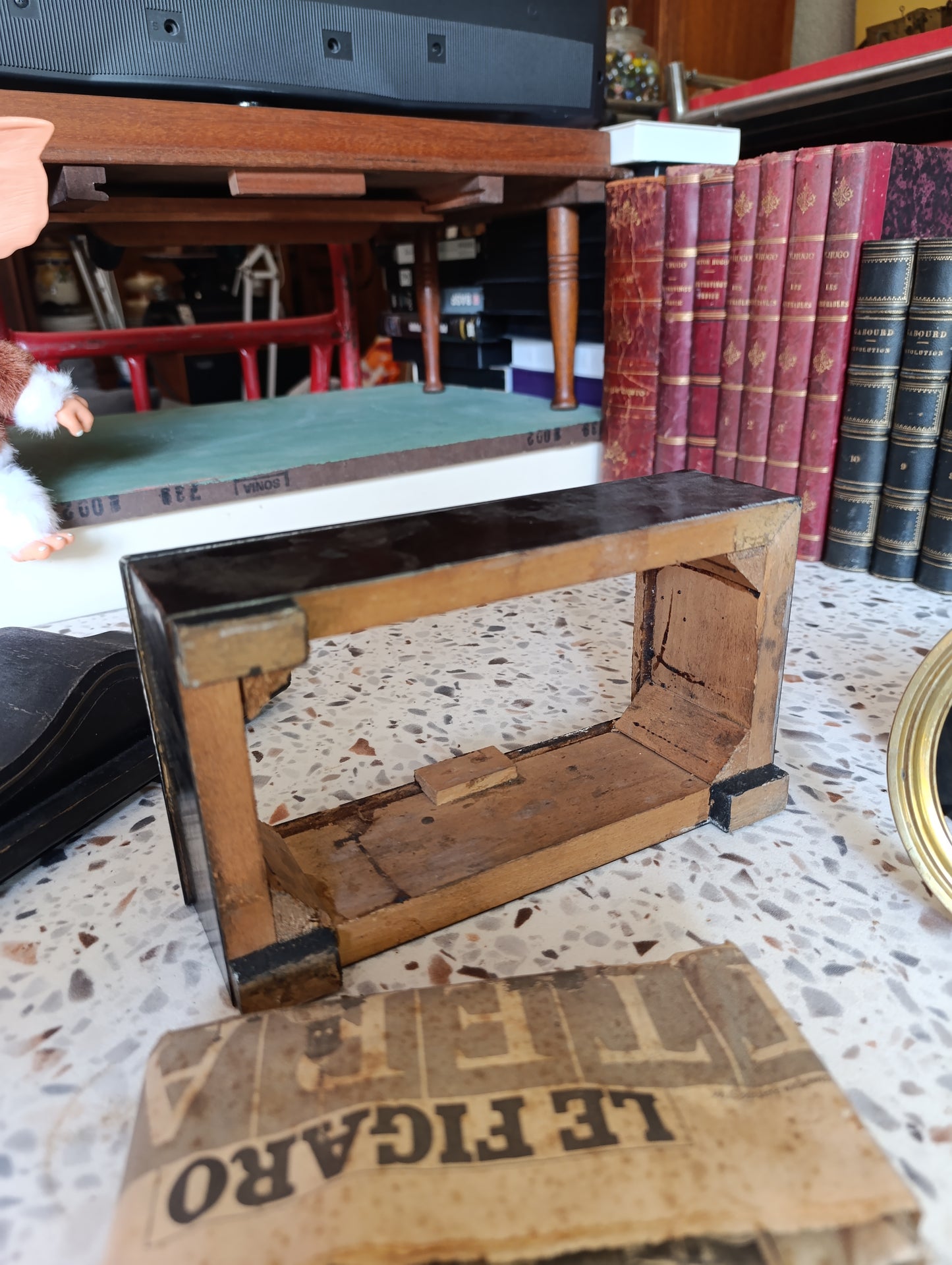 Lot de pièces détachées pour horloge ancienne – Colonnes en bois, cadrans, lunettes, boîtier, mécanisme et accessoires