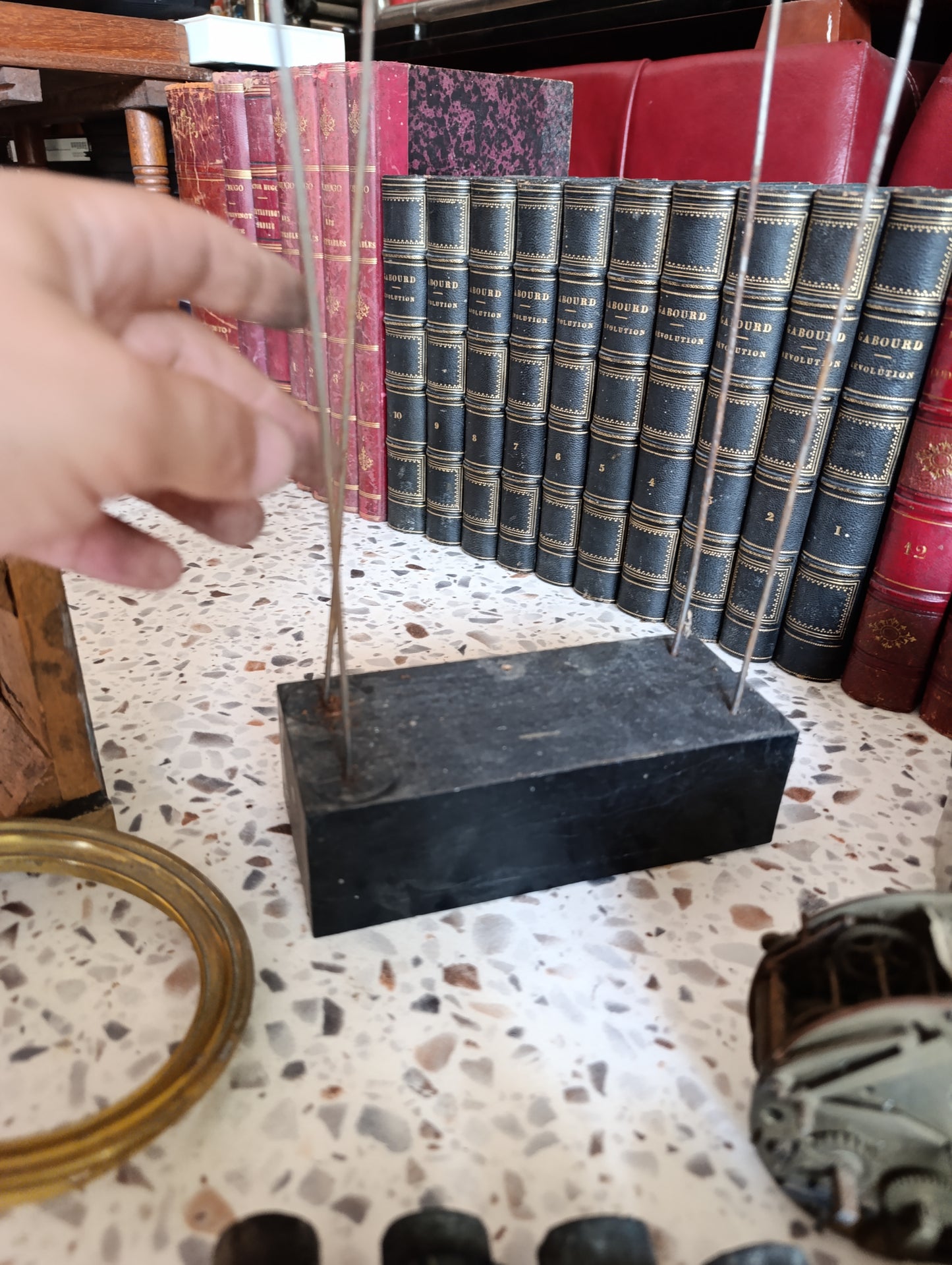 Lot de pièces détachées pour horloge ancienne – Colonnes en bois, cadrans, lunettes, boîtier, mécanisme et accessoires