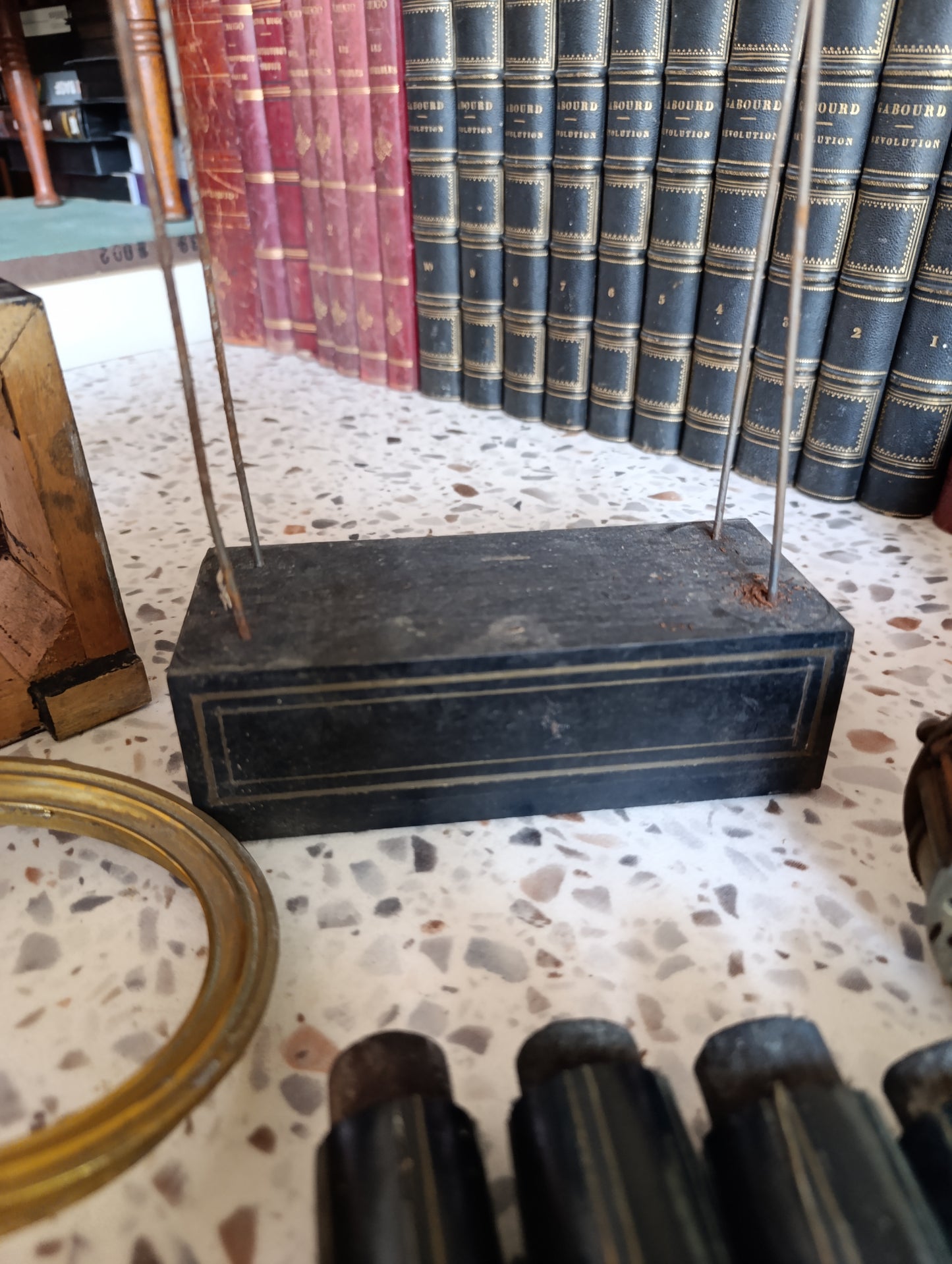 Lot de pièces détachées pour horloge ancienne – Colonnes en bois, cadrans, lunettes, boîtier, mécanisme et accessoires