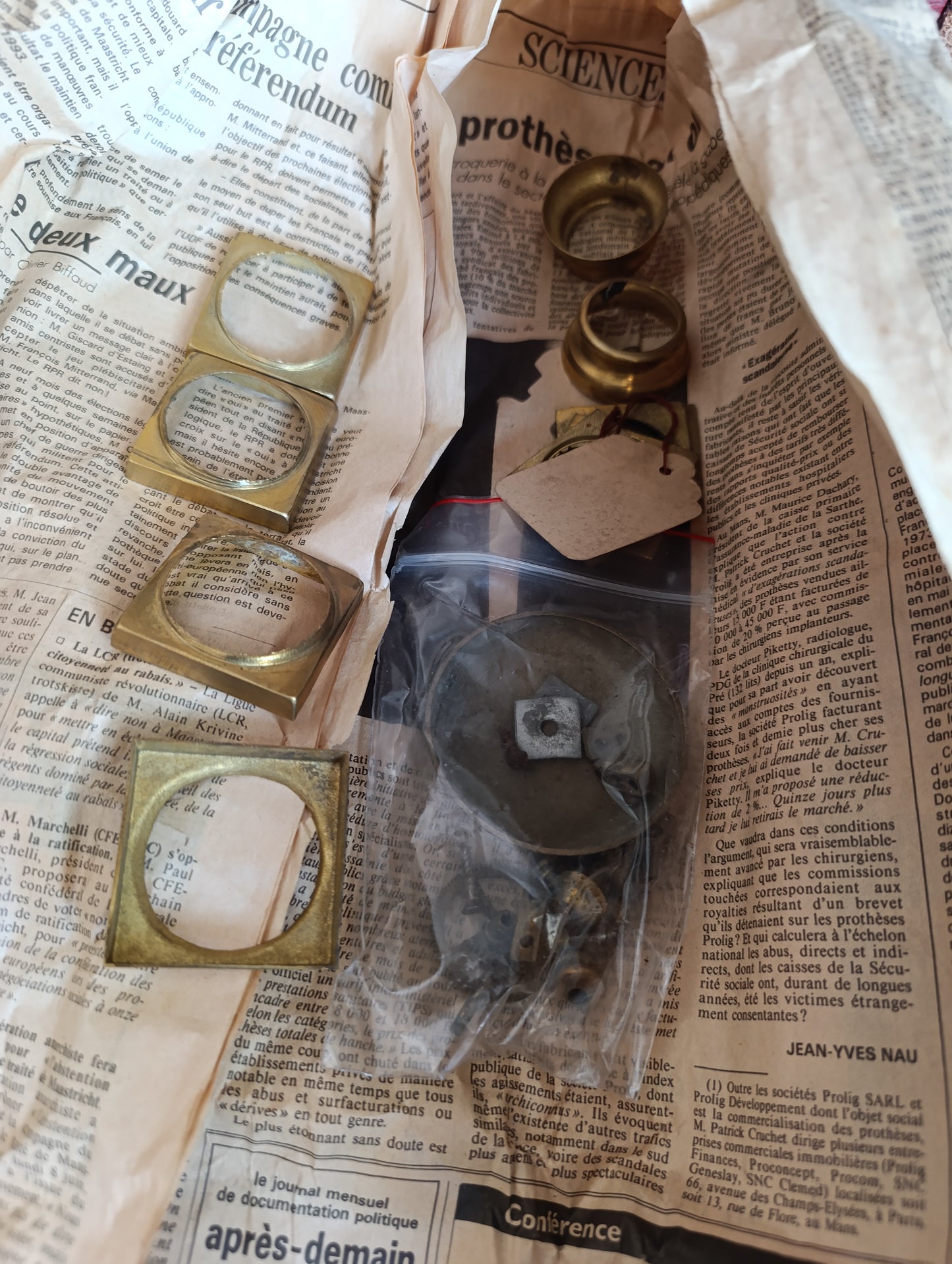 Lot de pièces détachées pour horloge ancienne – Colonnes en bois, cadrans, lunettes, boîtier, mécanisme et accessoires