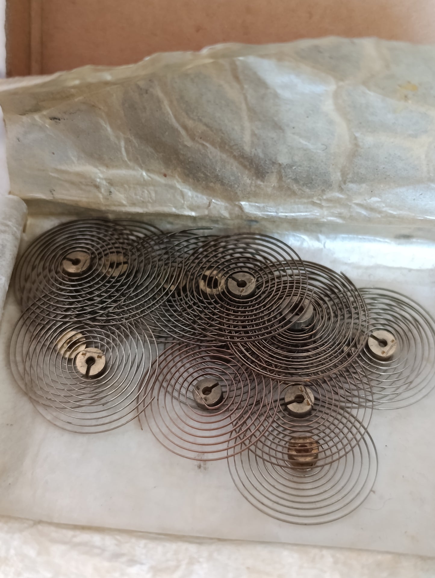 Lot de ressorts spiraux d'horlogerie anciens assortis – Pour réveils et mouvements mécaniques