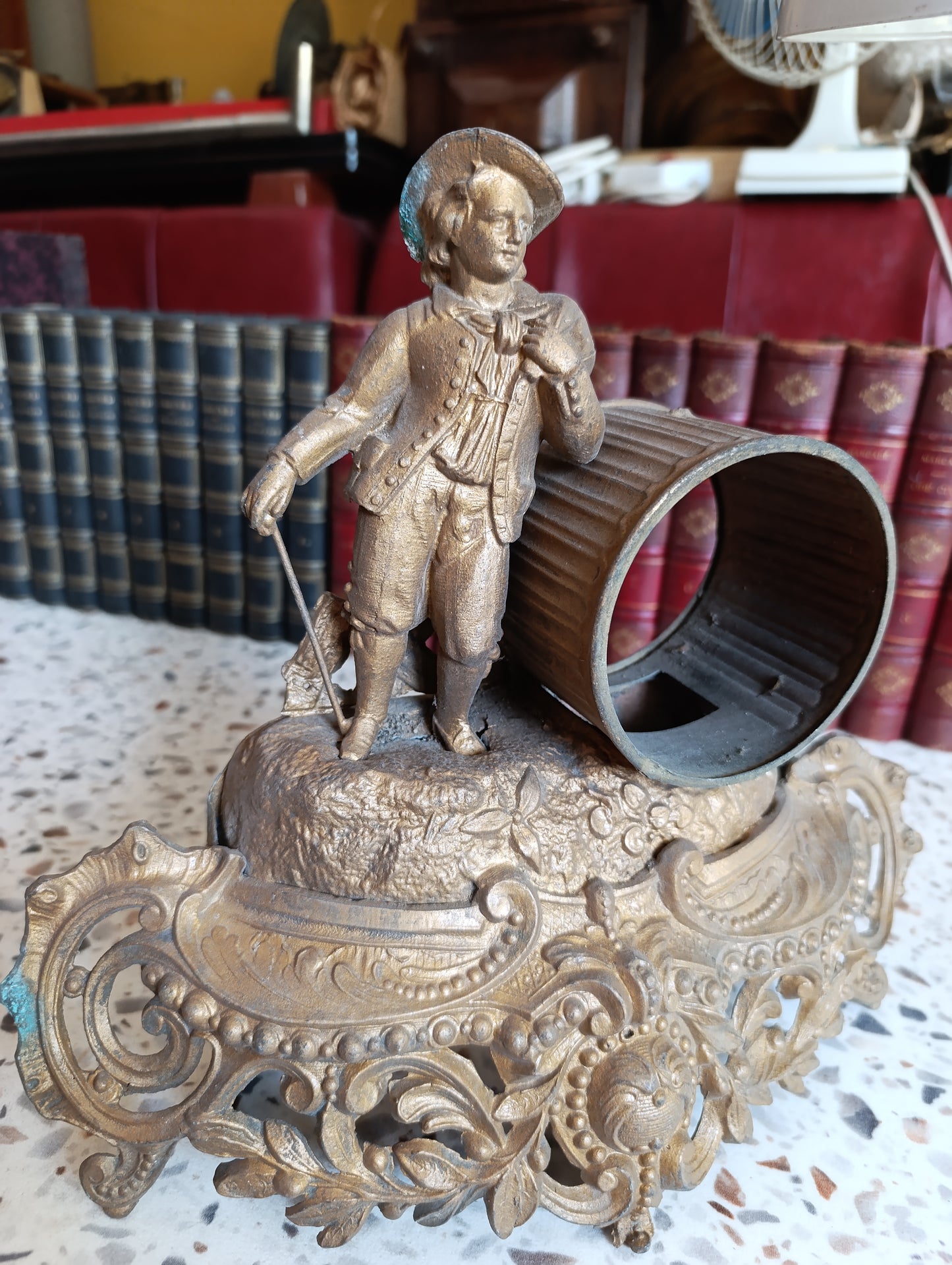 Carcasse ancienne de pendule en régule style Louis XV avec personnage – Pour restauration – 29,5 cm