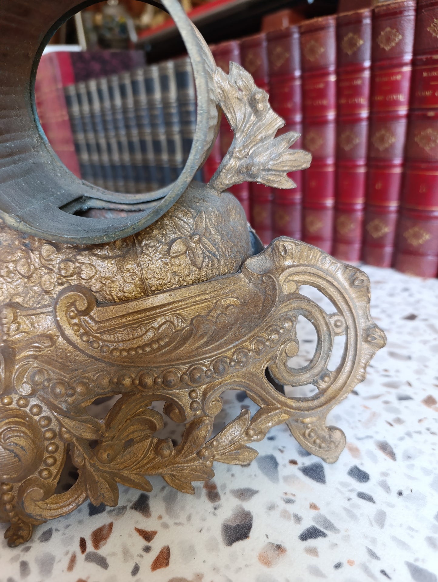 Carcasse ancienne de pendule en régule style Louis XV avec personnage – Pour restauration – 29,5 cm