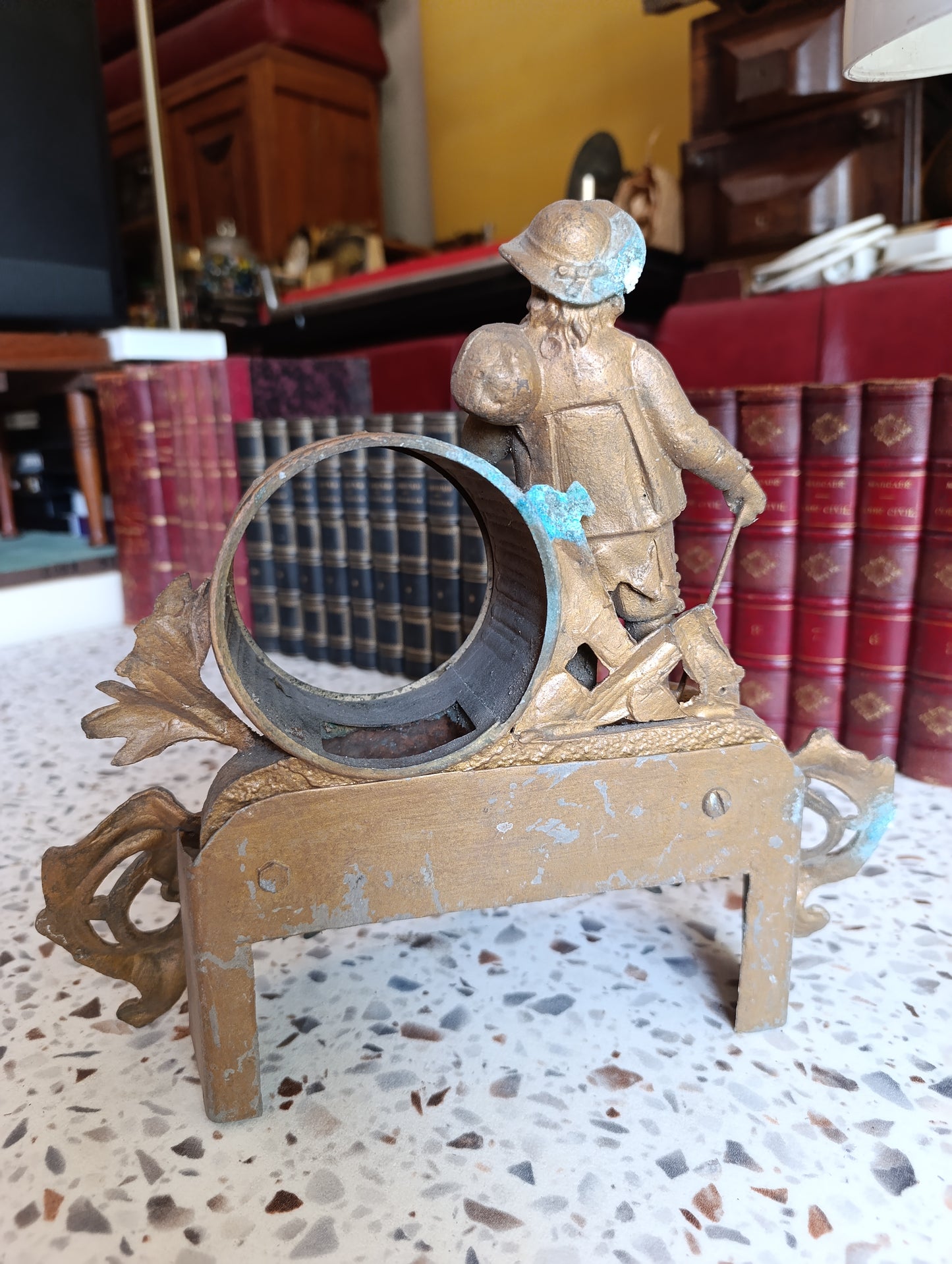 Carcasse ancienne de pendule en régule style Louis XV avec personnage – Pour restauration – 29,5 cm