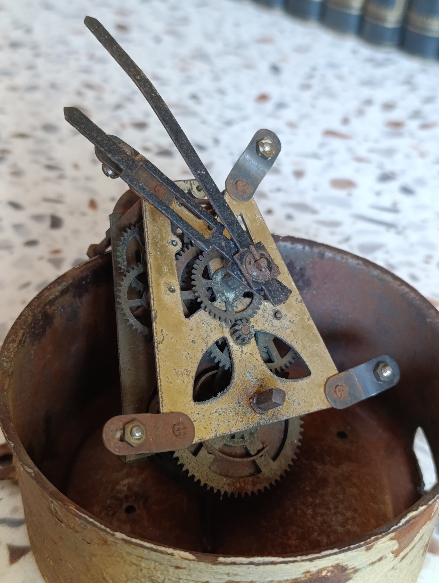 Mouvement d’horloge ancienne avec clé et balancier – Pour restauration ou pièces