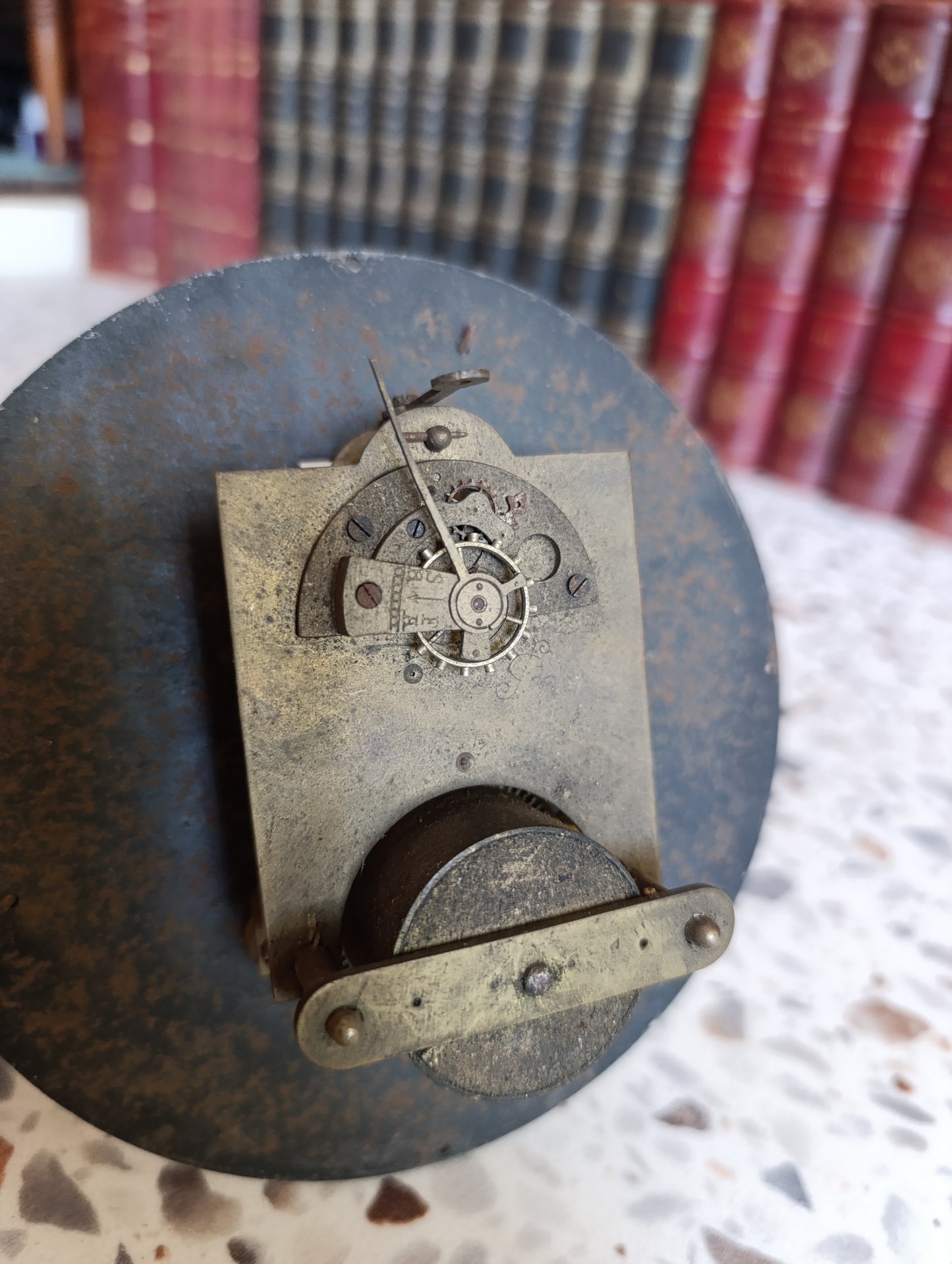 Mouvement d'horloge ancienne à balancier avec cadran émaillé – Pour restauration ou pièces