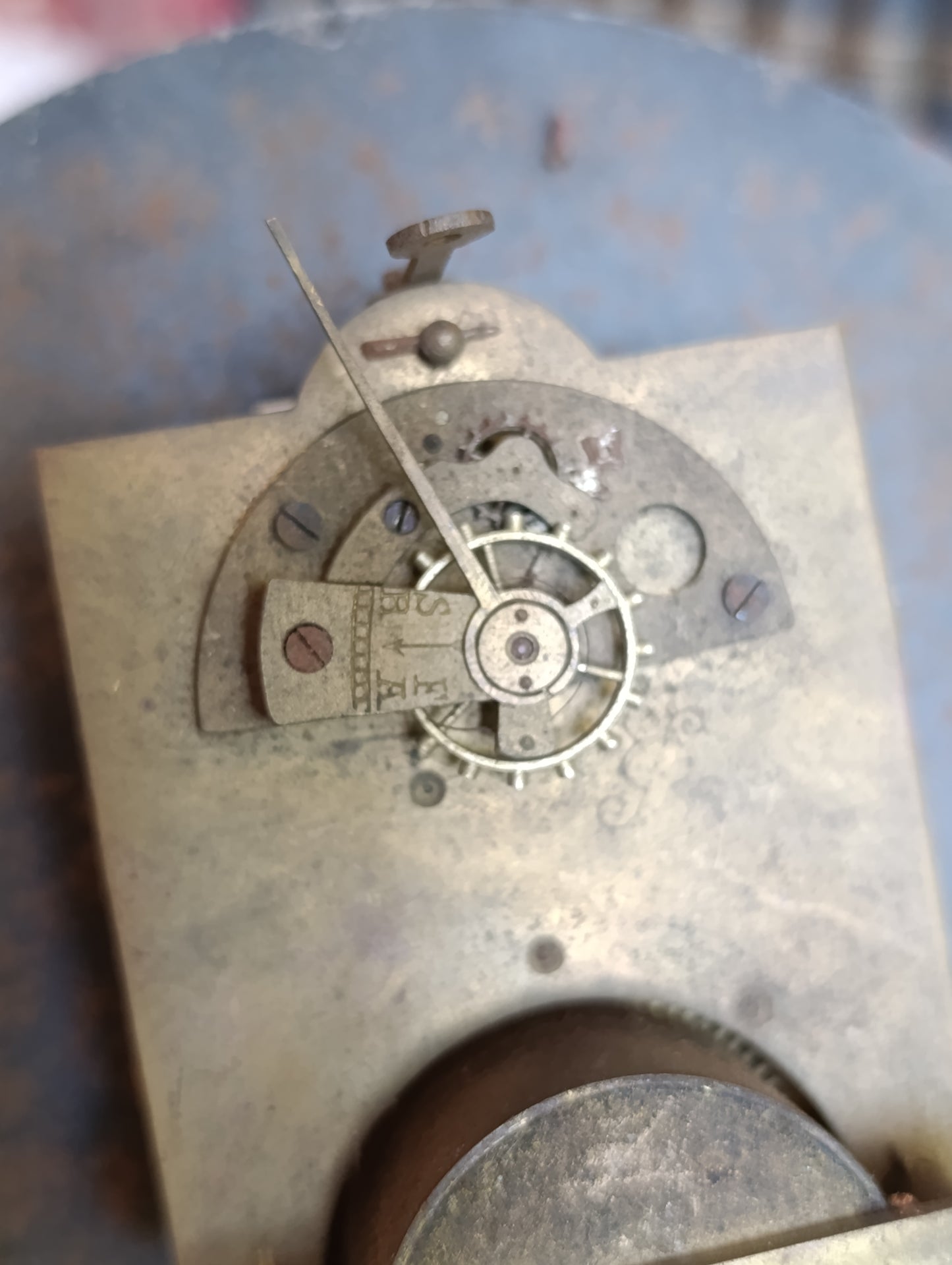 Mouvement d'horloge ancienne à balancier avec cadran émaillé – Pour restauration ou pièces