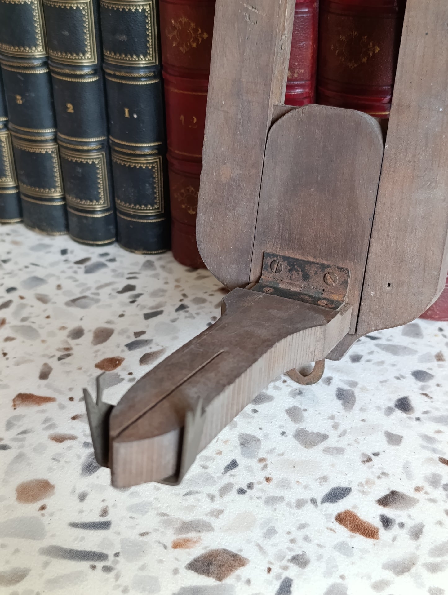 Chevalet d'horloger ancien en bois – Porte-mouvement pour horloge et pendule