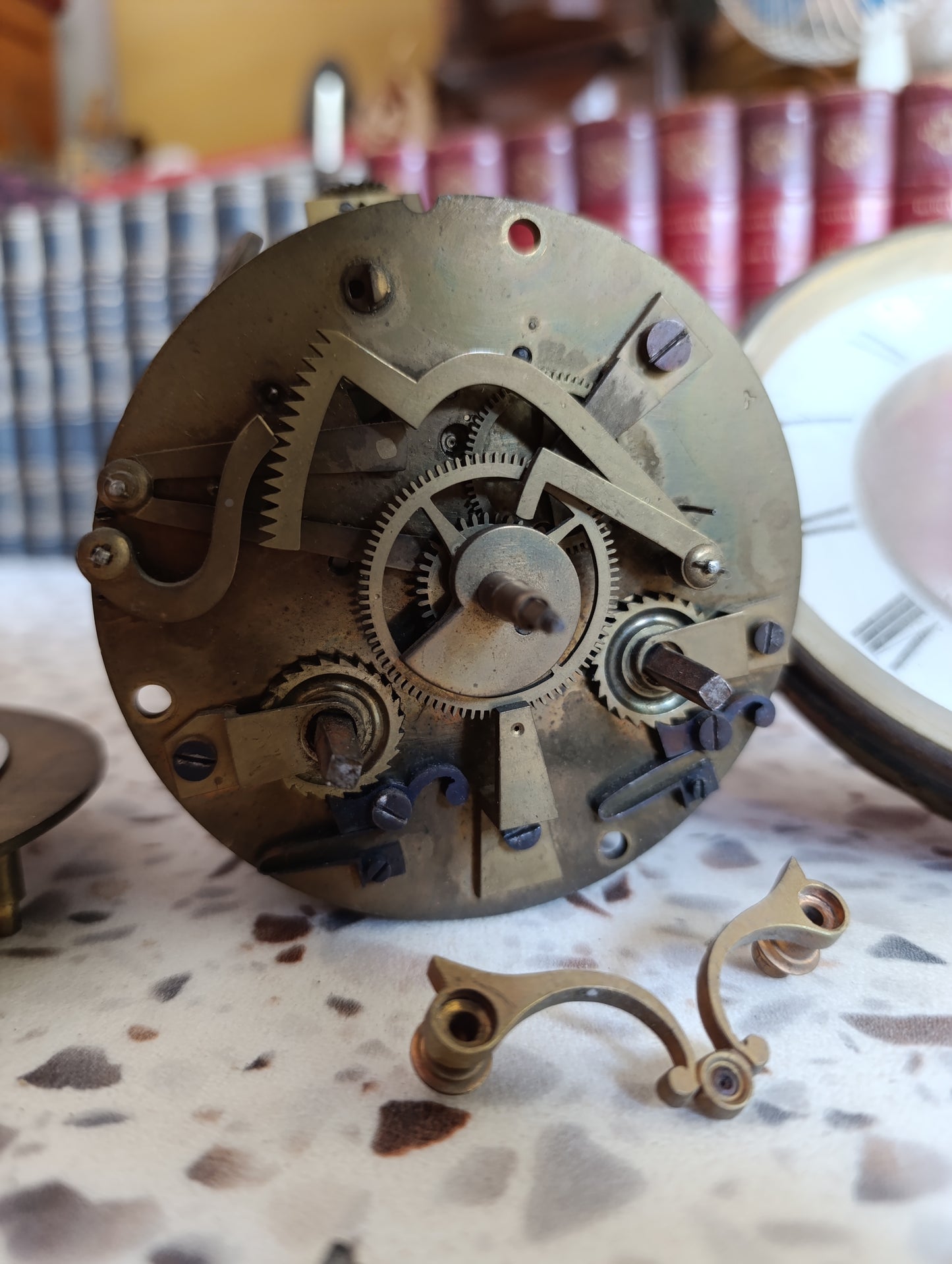 Mouvement ancien d’horloge mécanique avec cadran émaillé à chiffres romains – Lot de pièces pour restauration