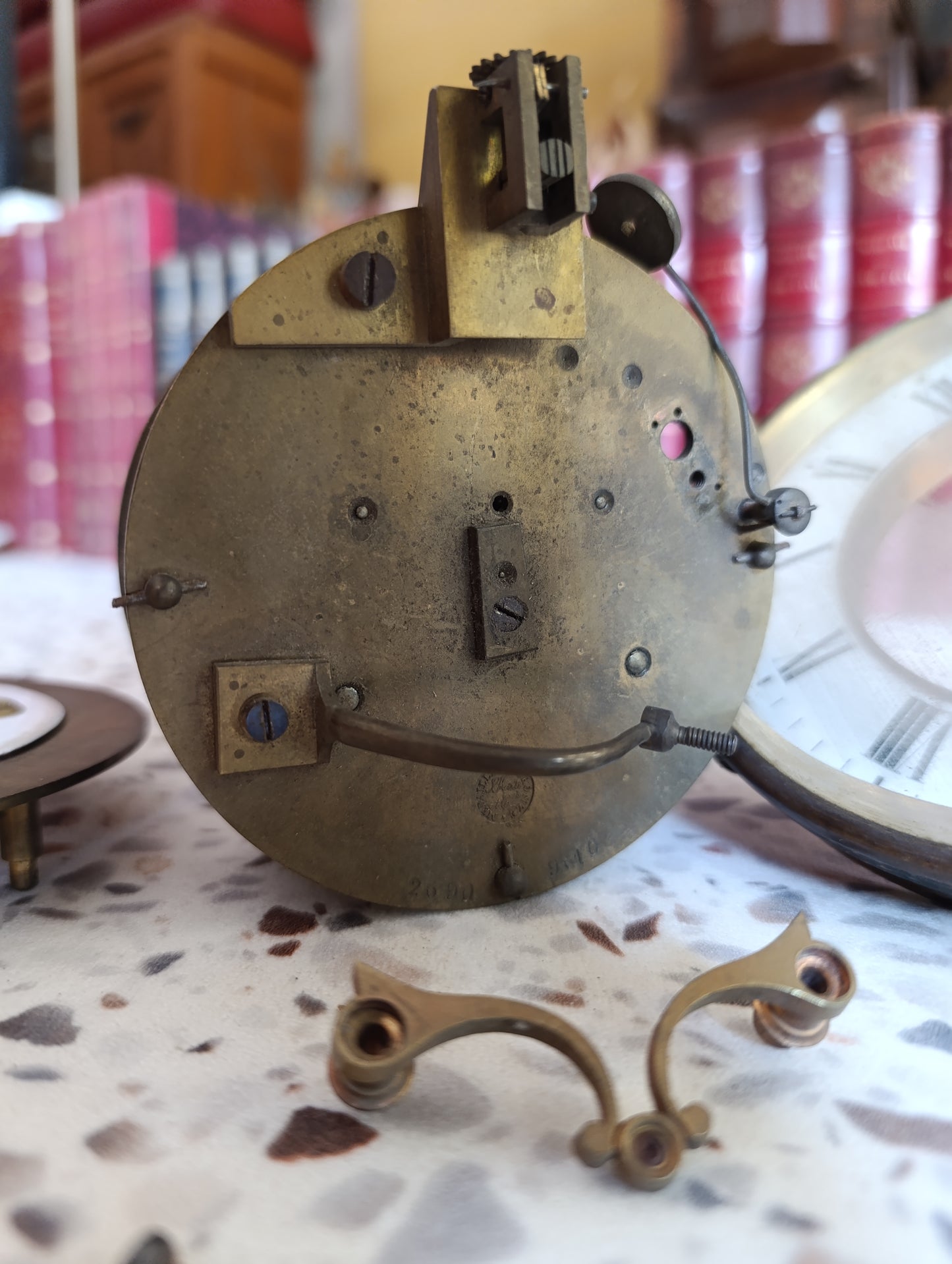Mouvement ancien d’horloge mécanique avec cadran émaillé à chiffres romains – Lot de pièces pour restauration
