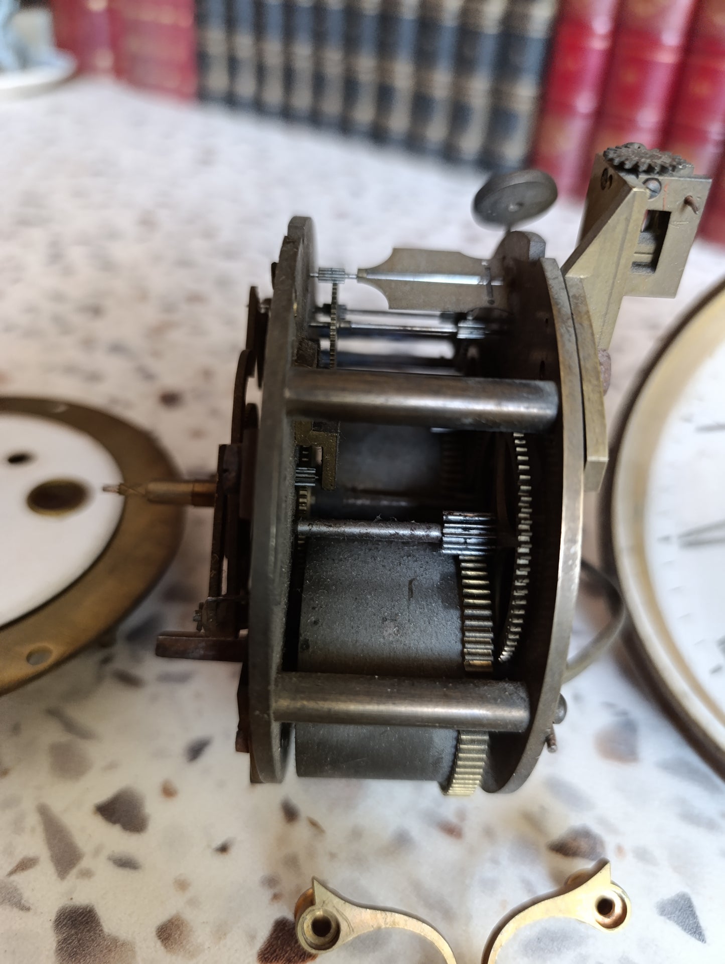 Mouvement ancien d’horloge mécanique avec cadran émaillé à chiffres romains – Lot de pièces pour restauration