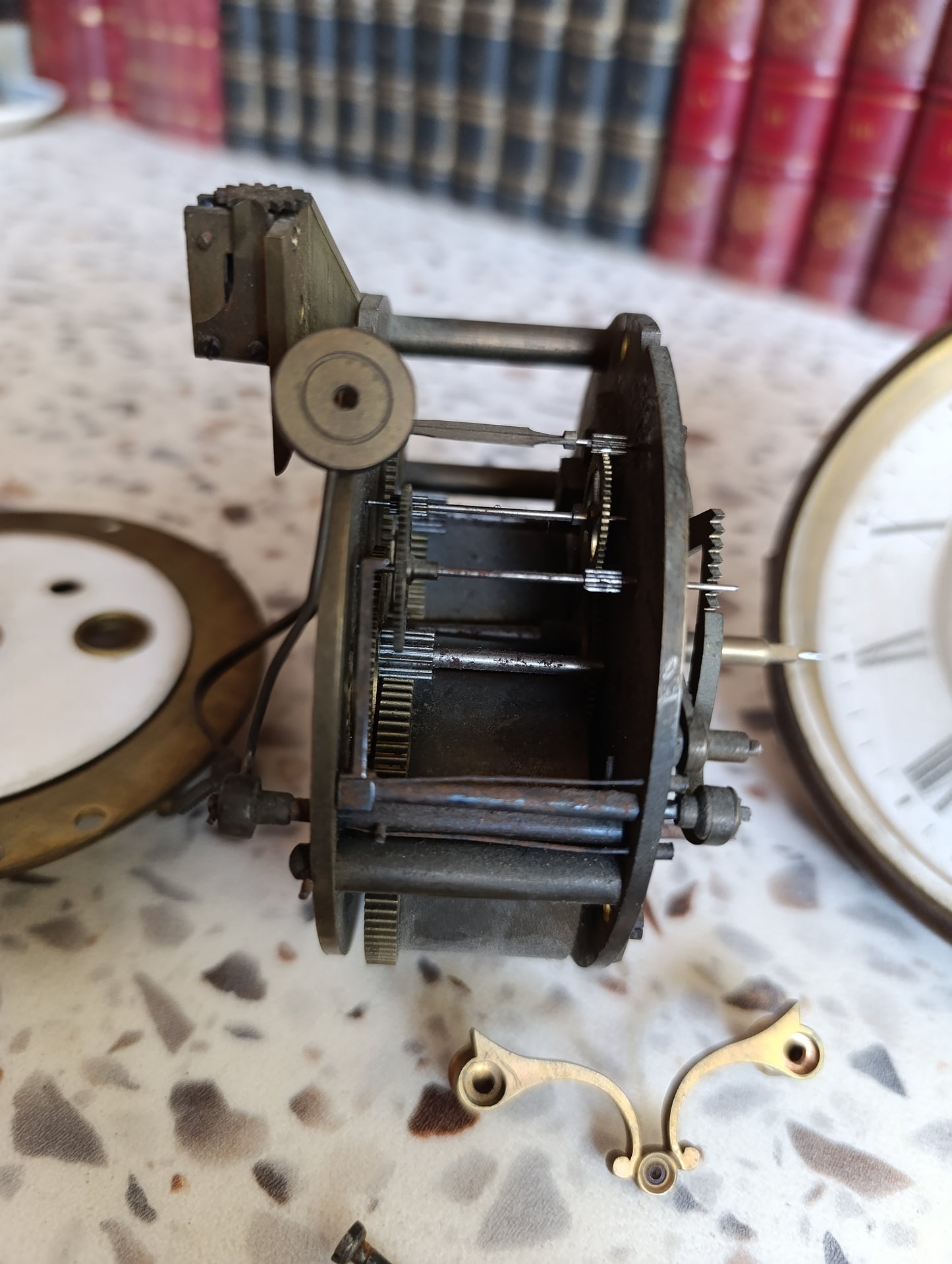 Mouvement ancien d’horloge mécanique avec cadran émaillé à chiffres romains – Lot de pièces pour restauration