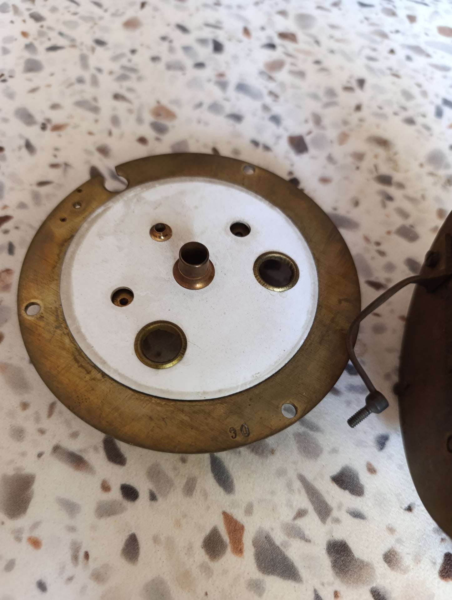 Mouvement ancien d’horloge mécanique avec cadran émaillé à chiffres romains – Lot de pièces pour restauration