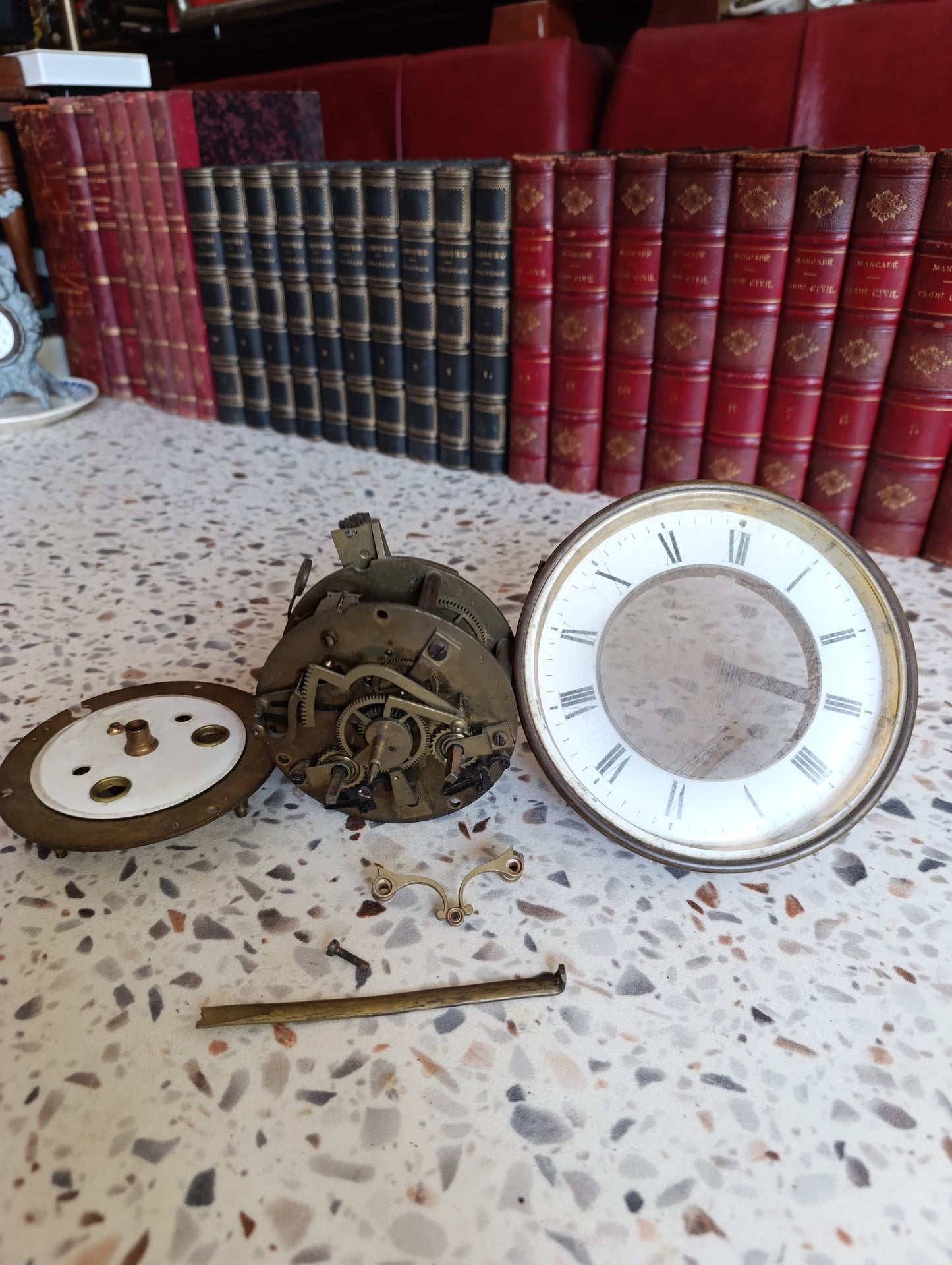 Mouvement ancien d’horloge mécanique avec cadran émaillé à chiffres romains – Lot de pièces pour restauration