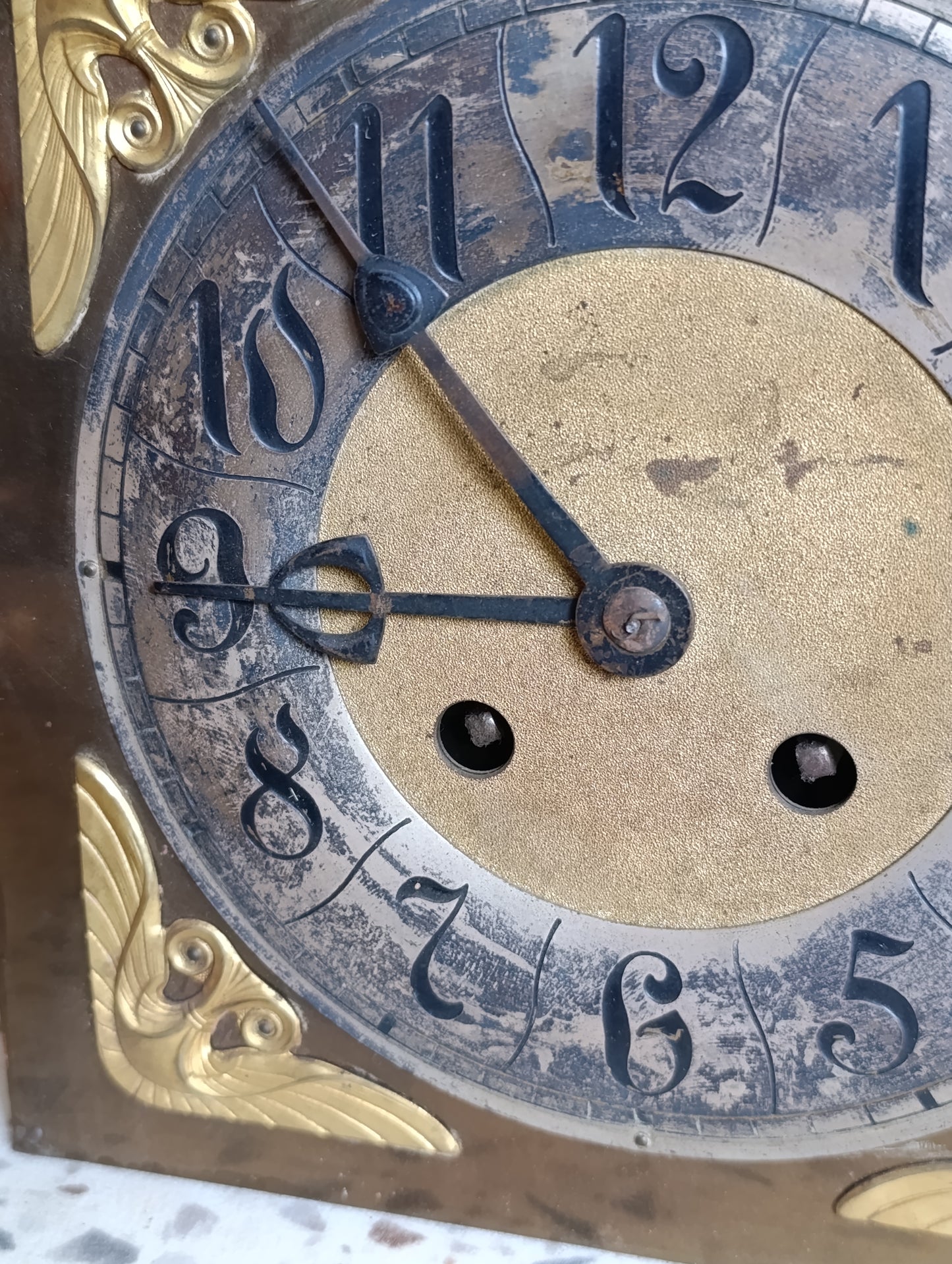 Platine de cadran Art Déco ancienne avec mécanisme de sonnerie, aiguilles et timbre – Horloge à restaurer
