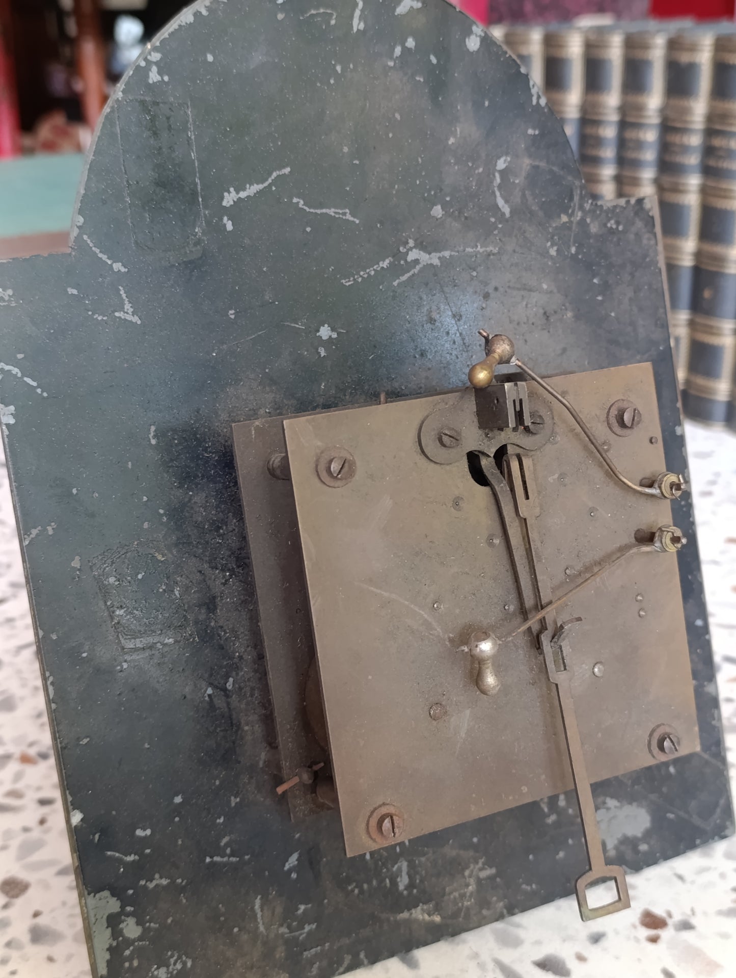 Platine de cadran Art Déco ancienne avec mécanisme de sonnerie, aiguilles et timbre – Horloge à restaurer