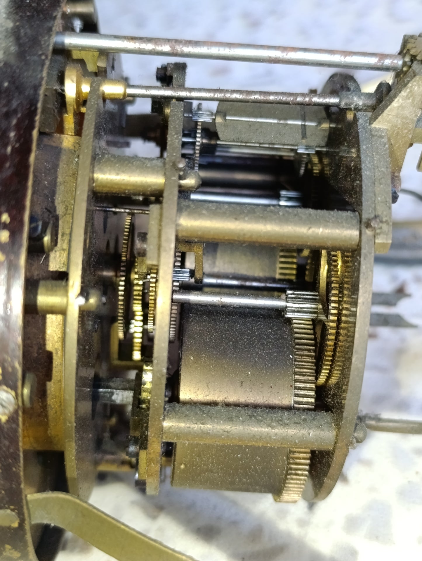 Mouvement d’horloge ancienne Paris à échappement visible – Cadran émaillé Ø 14,2 cm – Vers 1855