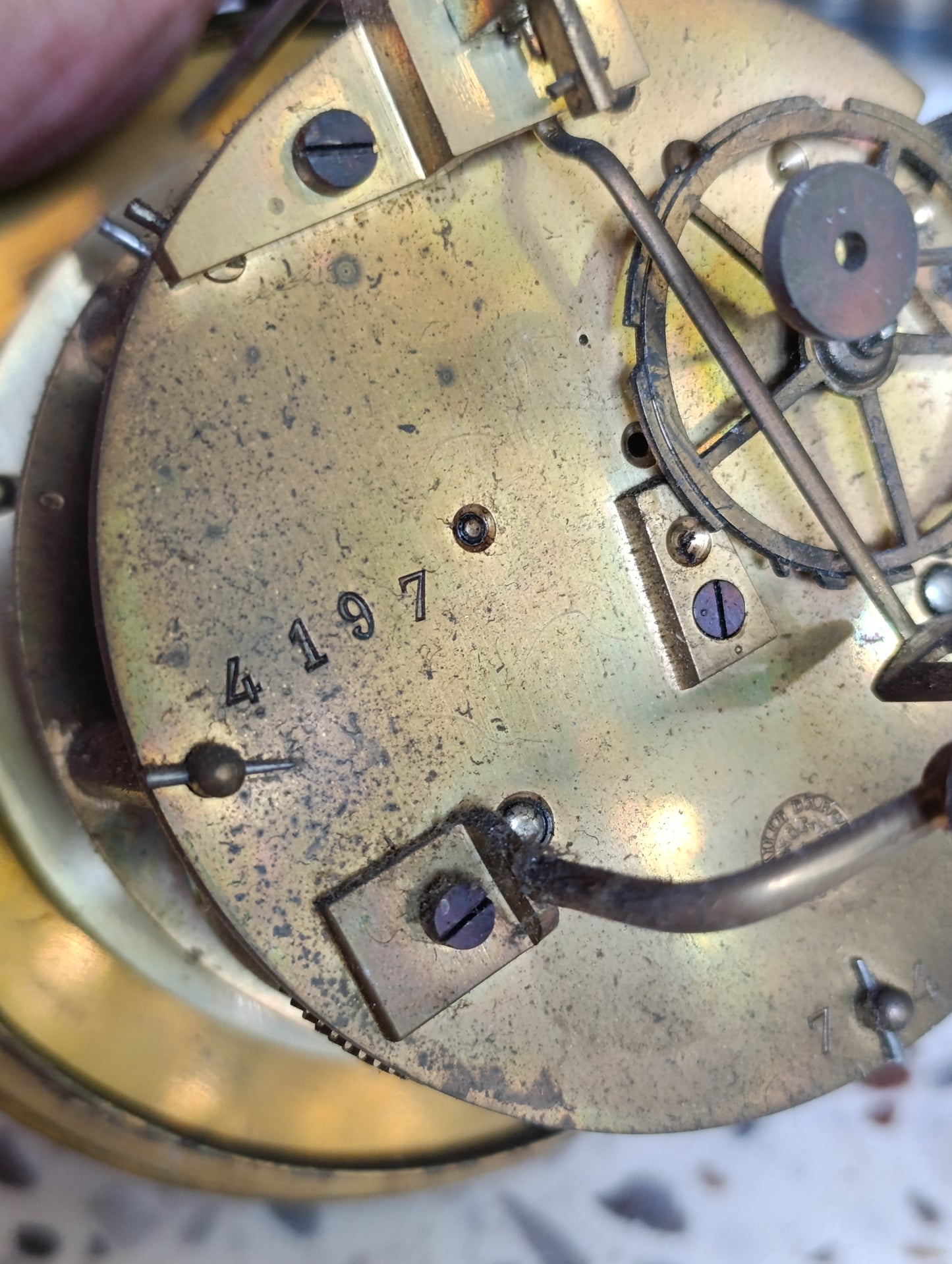 Mouvement d’horloge ancienne Paris à échappement visible – Cadran émaillé Ø 14,2 cm – Vers 1855