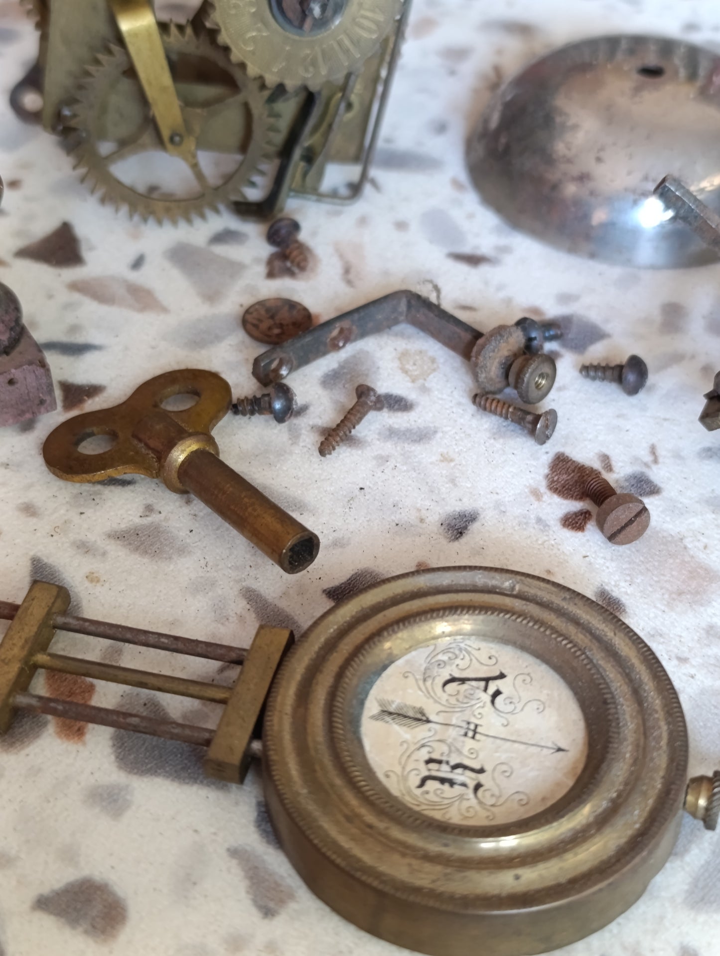 Lot de pièces d’horloge ancienne à restaurer – Mouvement, balancier, clé