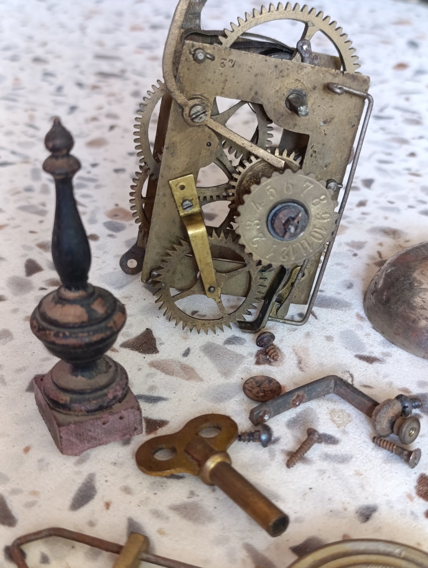 Lot de pièces d’horloge ancienne à restaurer – Mouvement, balancier, clé