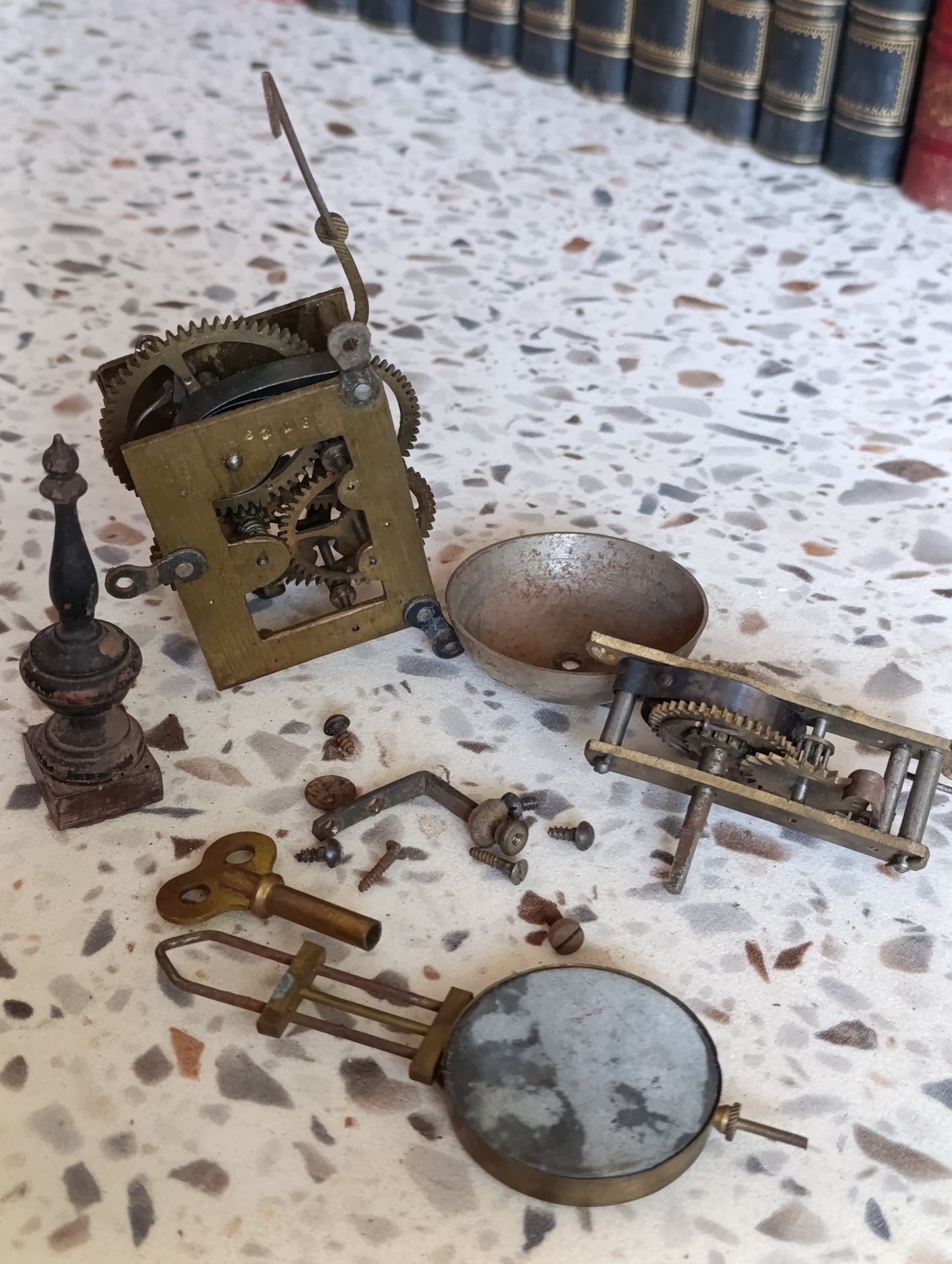 Lot de pièces d’horloge ancienne à restaurer – Mouvement, balancier, clé