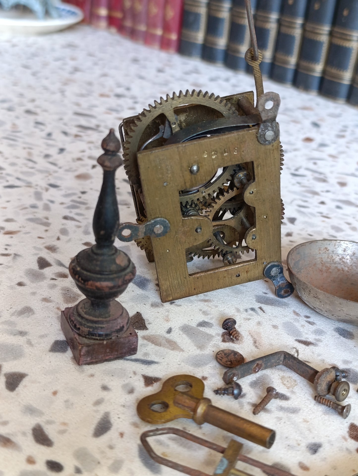 Lot de pièces d’horloge ancienne à restaurer – Mouvement, balancier, clé