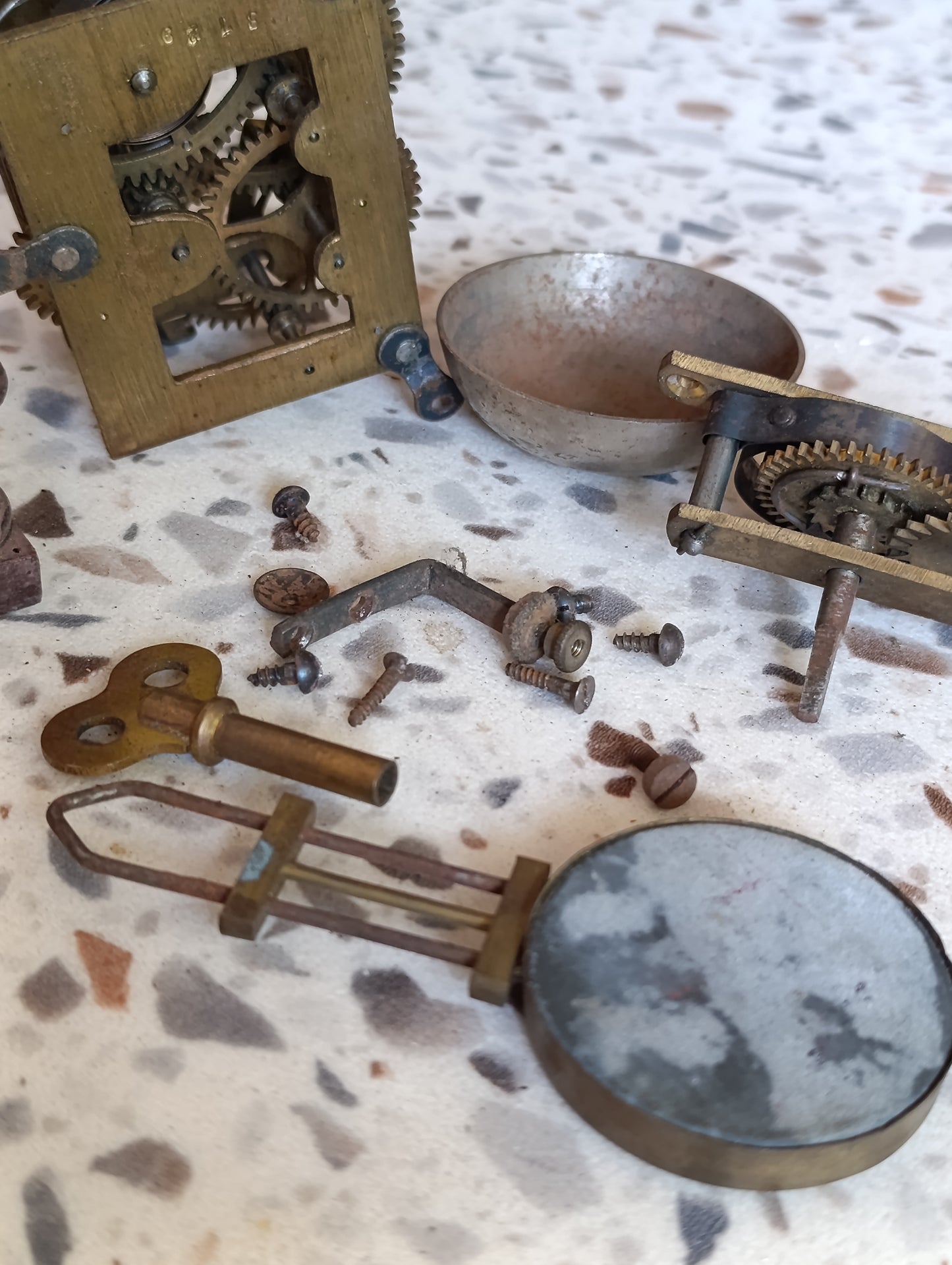 Lot de pièces d’horloge ancienne à restaurer – Mouvement, balancier, clé
