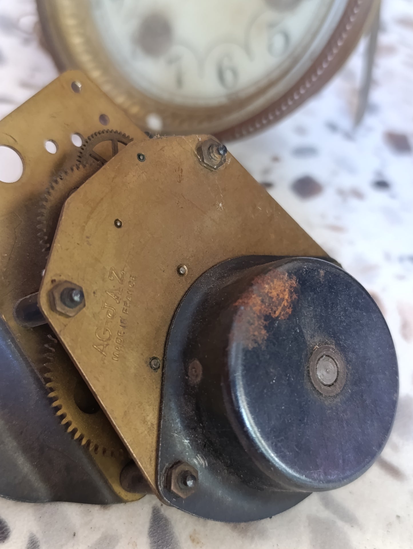 Lot de cadran et deux mécanismes d’horloge ancienne AG-JAZ – Cadran émaillé décor floral – Pour restauration