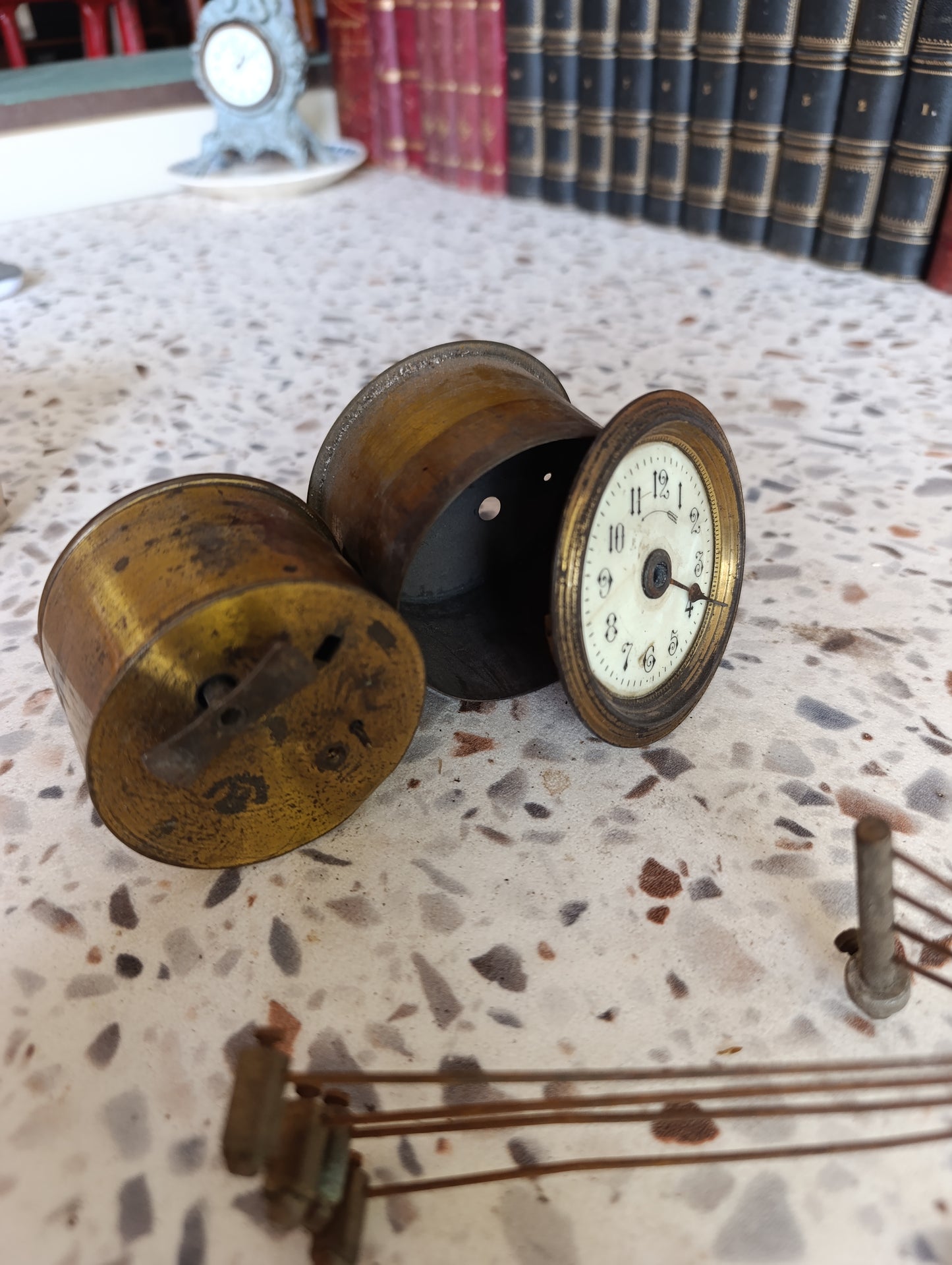 Lot de 2 petits mécanismes d'horloge anciens avec cadrans émaillés et pièces détachées – Pour restauration