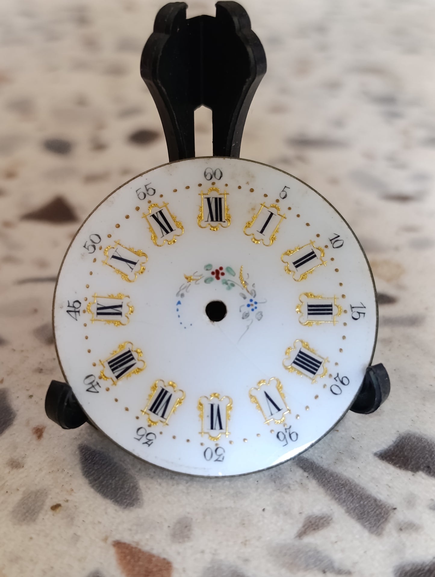 Cadran émaillé ancien à décor fleuri et chiffres romains dorés Ø 5 cm – Horlogerie ancienne