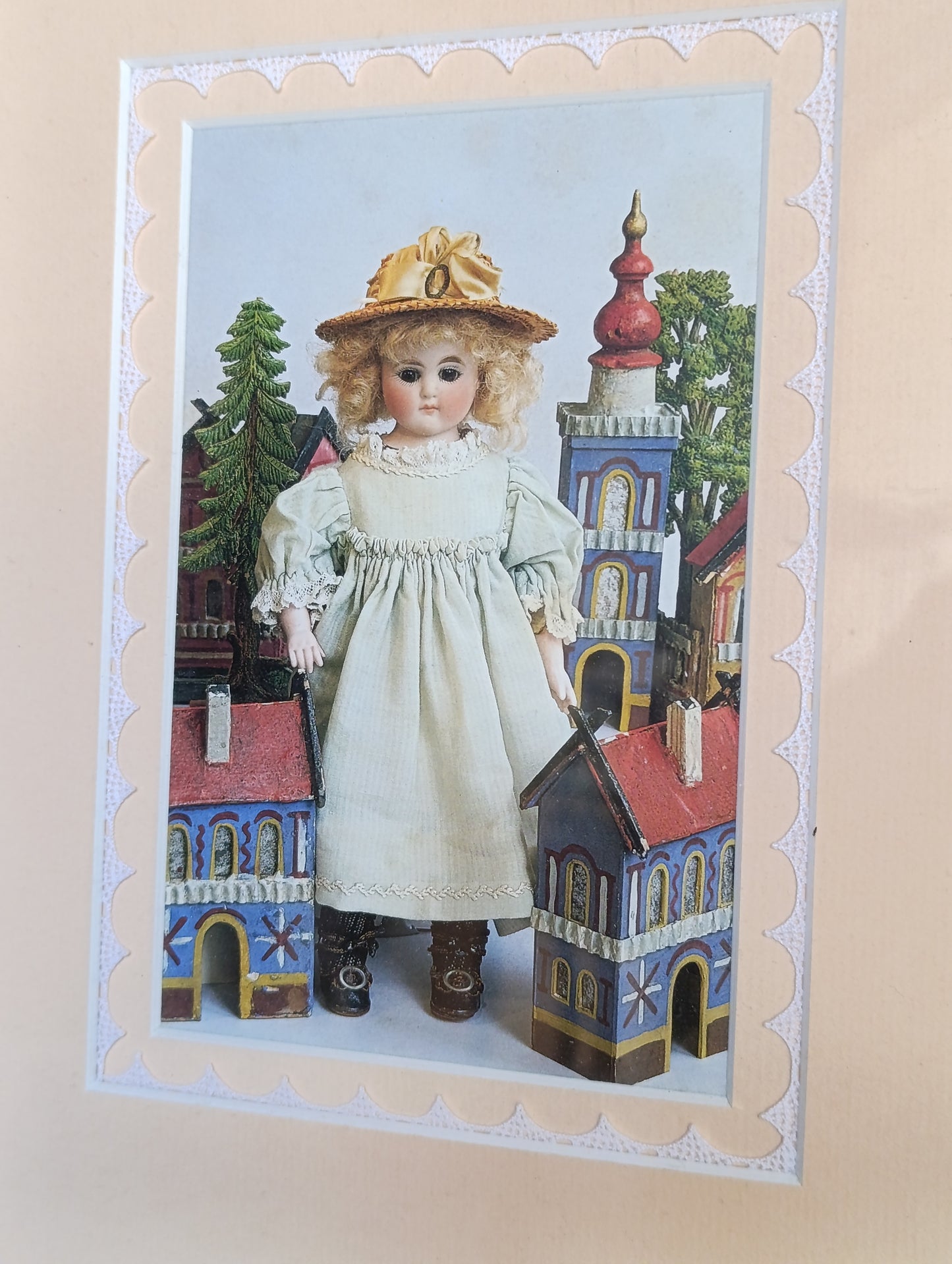 Tableau décoratif représentant une poupée ancienne encadrée – 23,2 x 28,2 cm