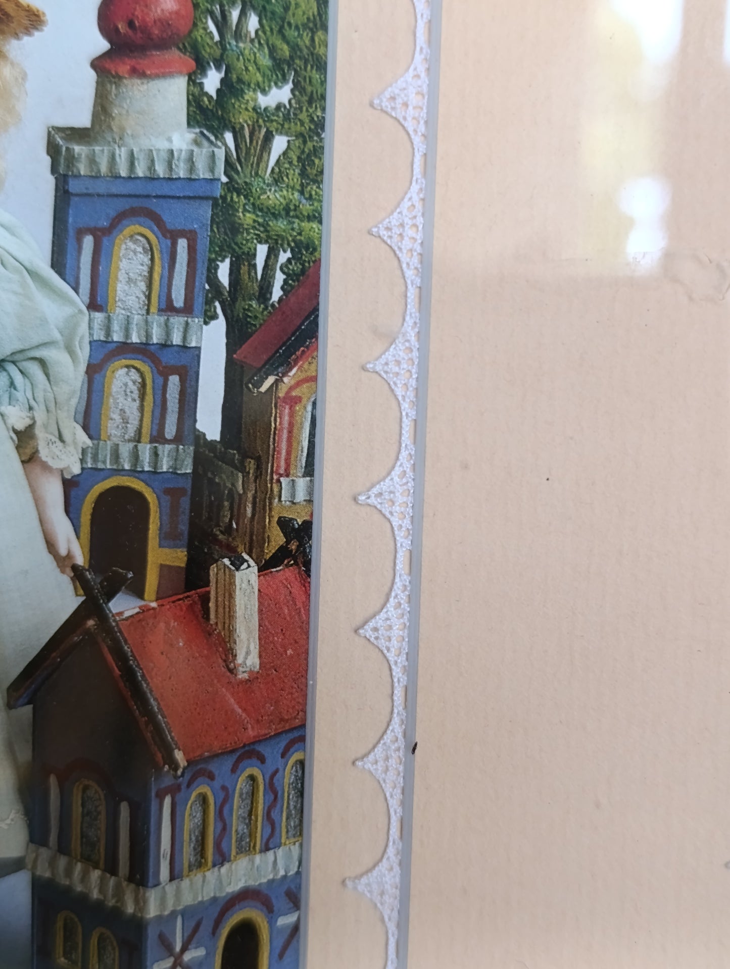 Tableau décoratif représentant une poupée ancienne encadrée – 23,2 x 28,2 cm