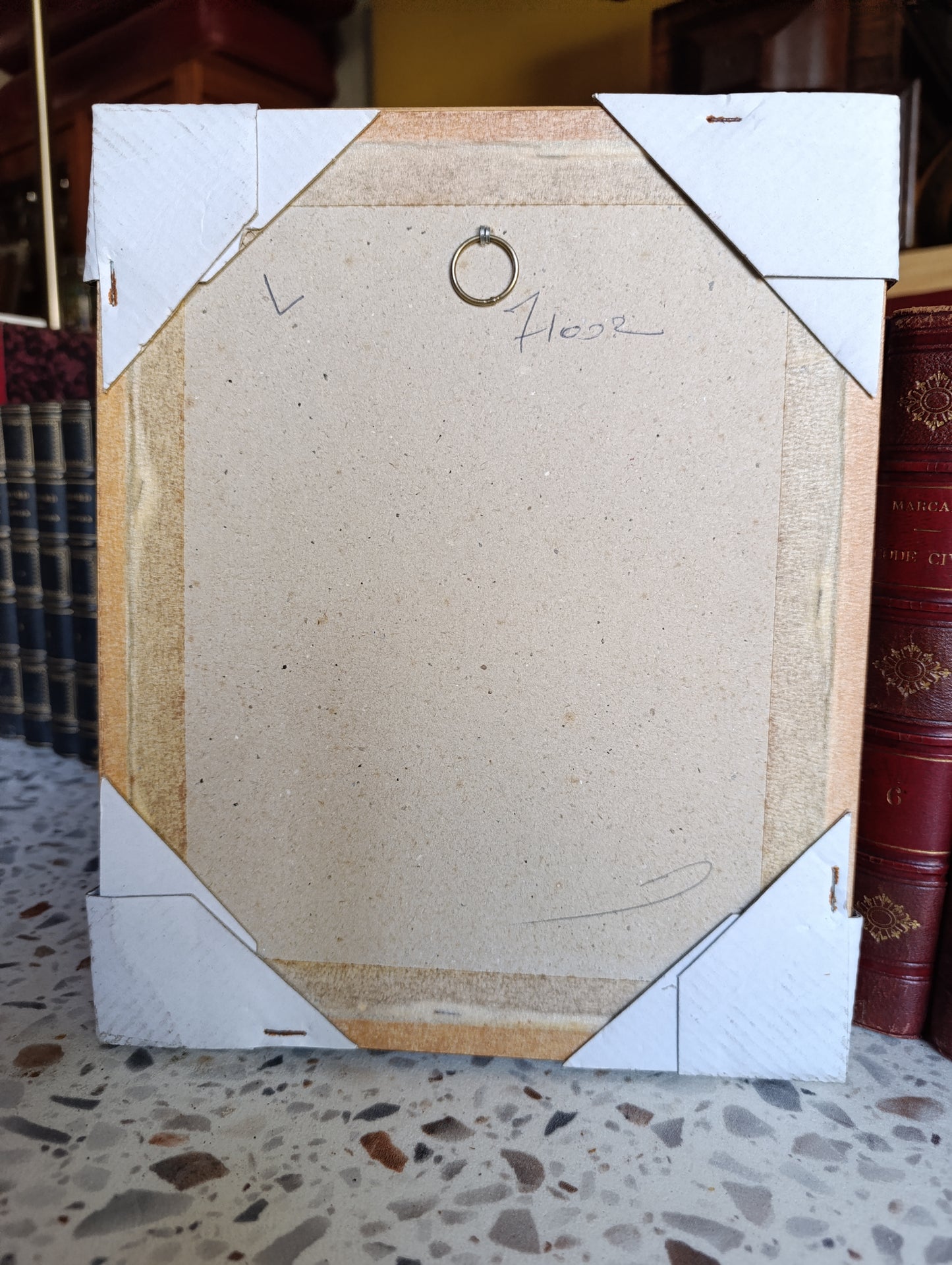 Tableau décoratif représentant une poupée ancienne encadrée – 23,2 x 28,2 cm