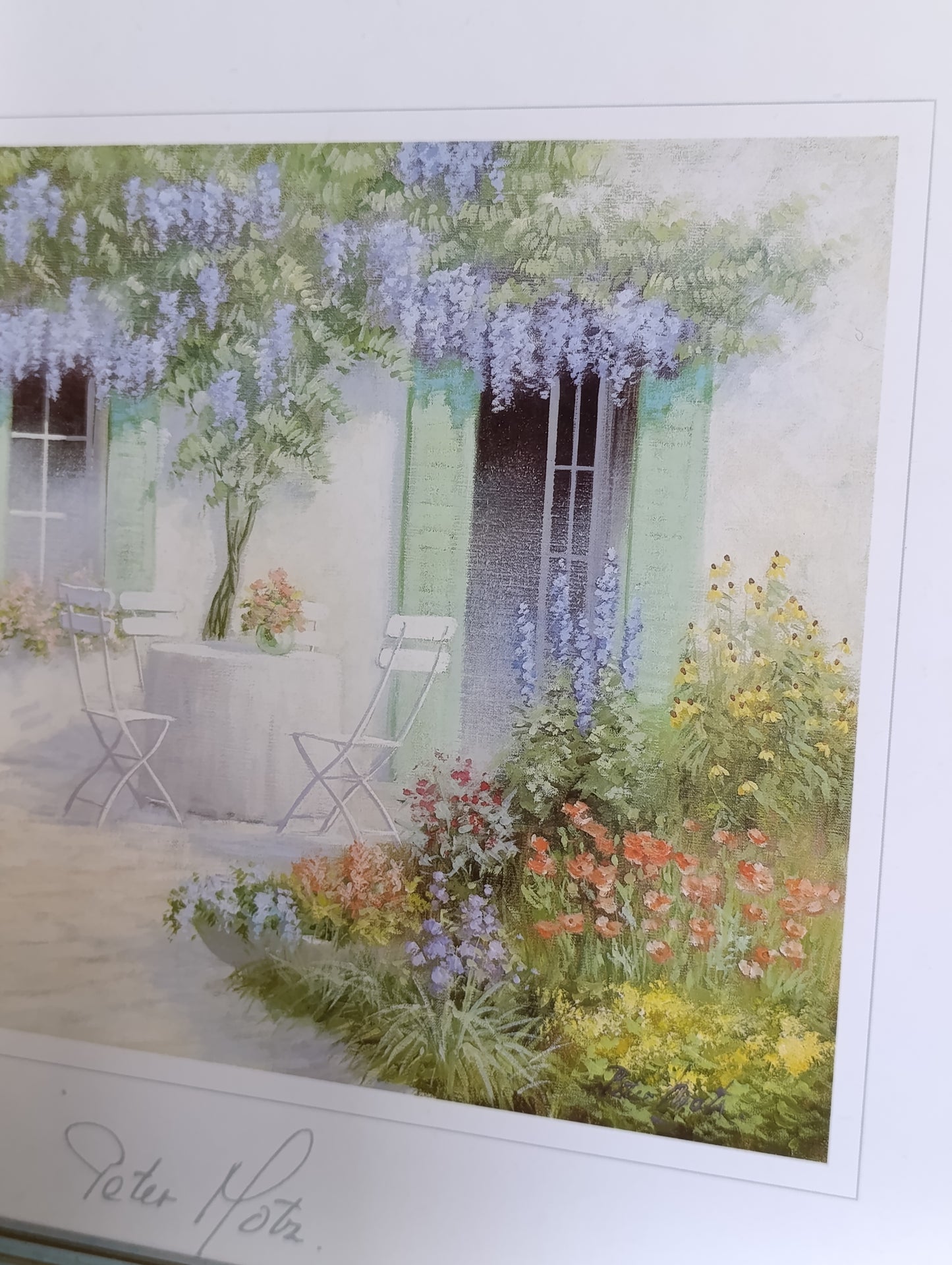 Reproduction Peter Motz Terrasse de jardin sous une glycine encadrée – 24 x 30 cm