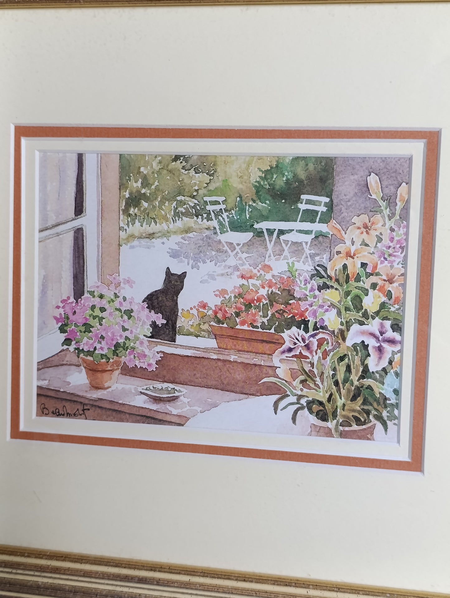 Aquarelle encadrée Chat à la fenêtre sur jardin fleuri – décoration romantique 32,3 x 28,3 cm