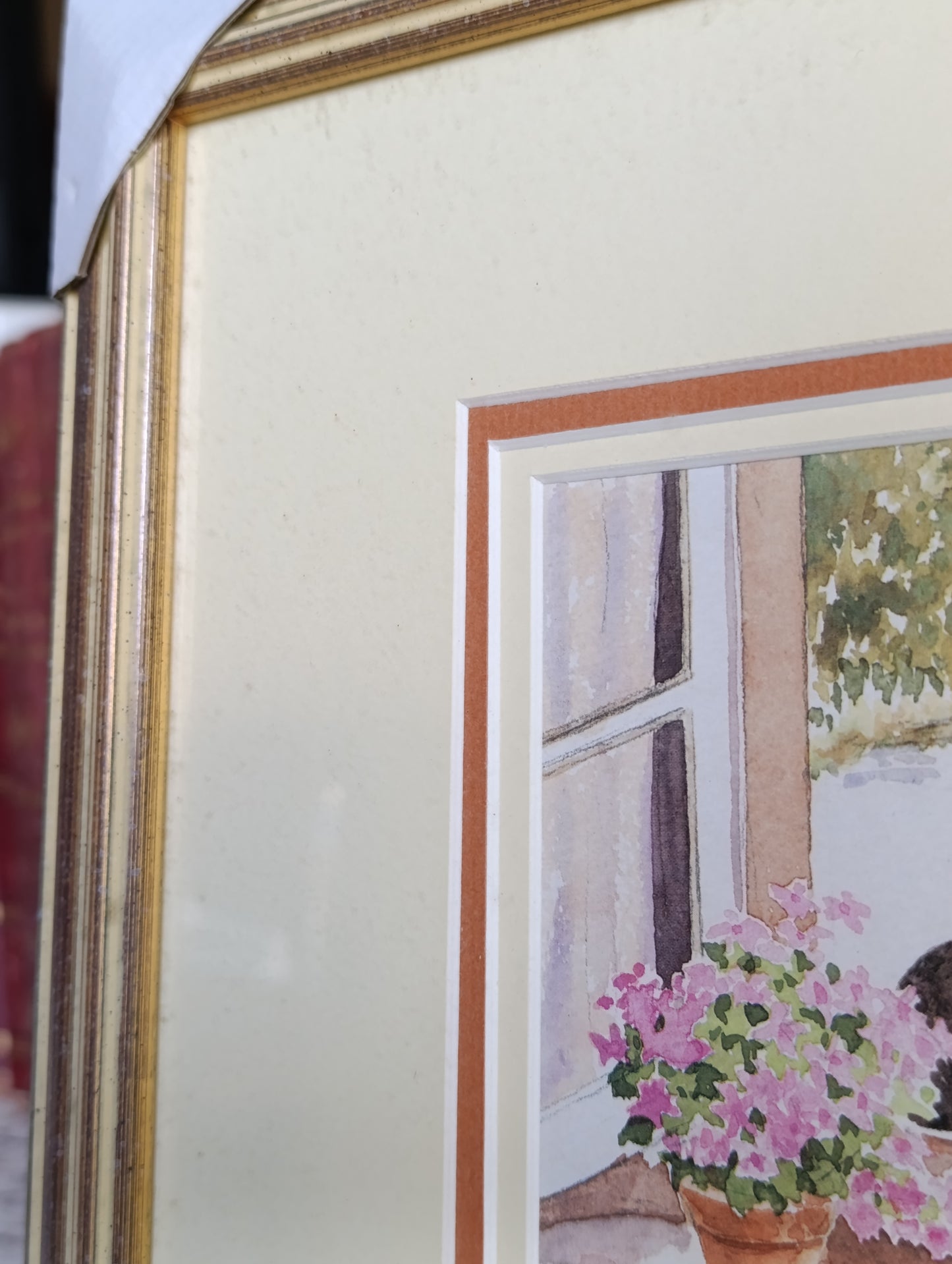 Aquarelle encadrée Chat à la fenêtre sur jardin fleuri – décoration romantique 32,3 x 28,3 cm