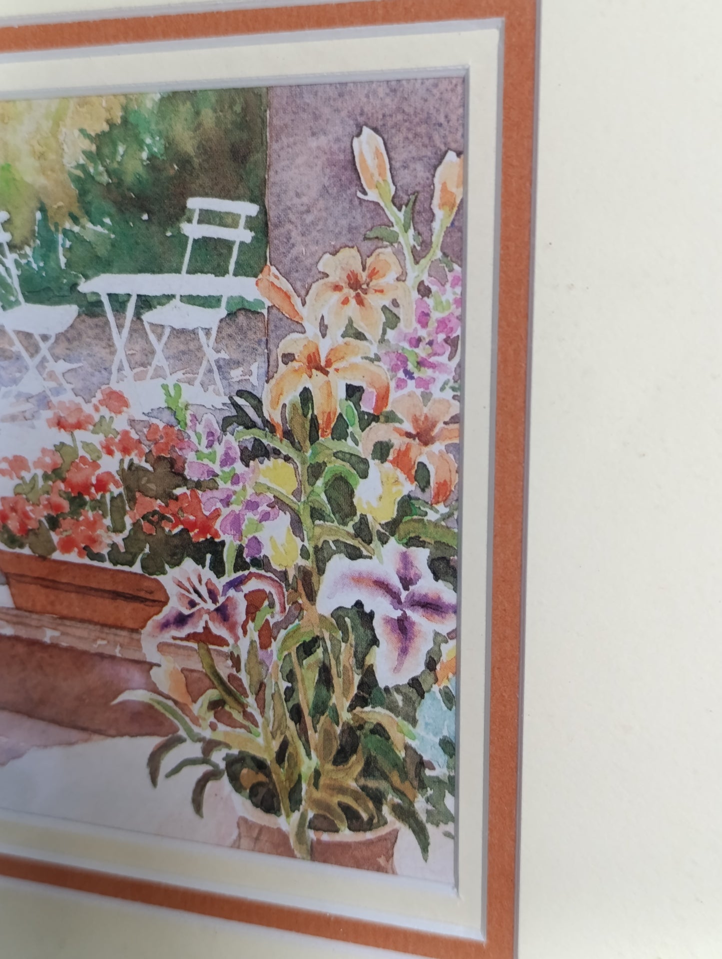 Aquarelle encadrée Chat à la fenêtre sur jardin fleuri – décoration romantique 32,3 x 28,3 cm