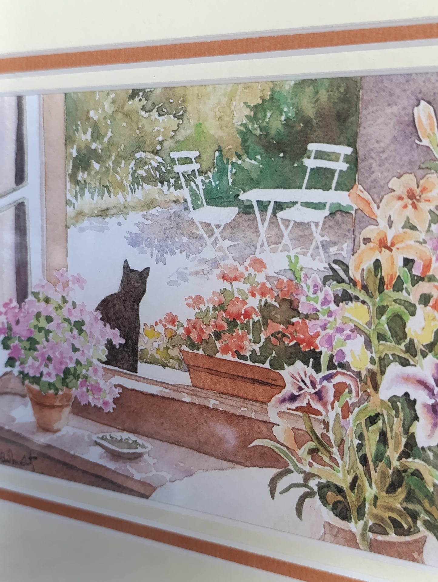 Aquarelle encadrée Chat à la fenêtre sur jardin fleuri – décoration romantique 32,3 x 28,3 cm
