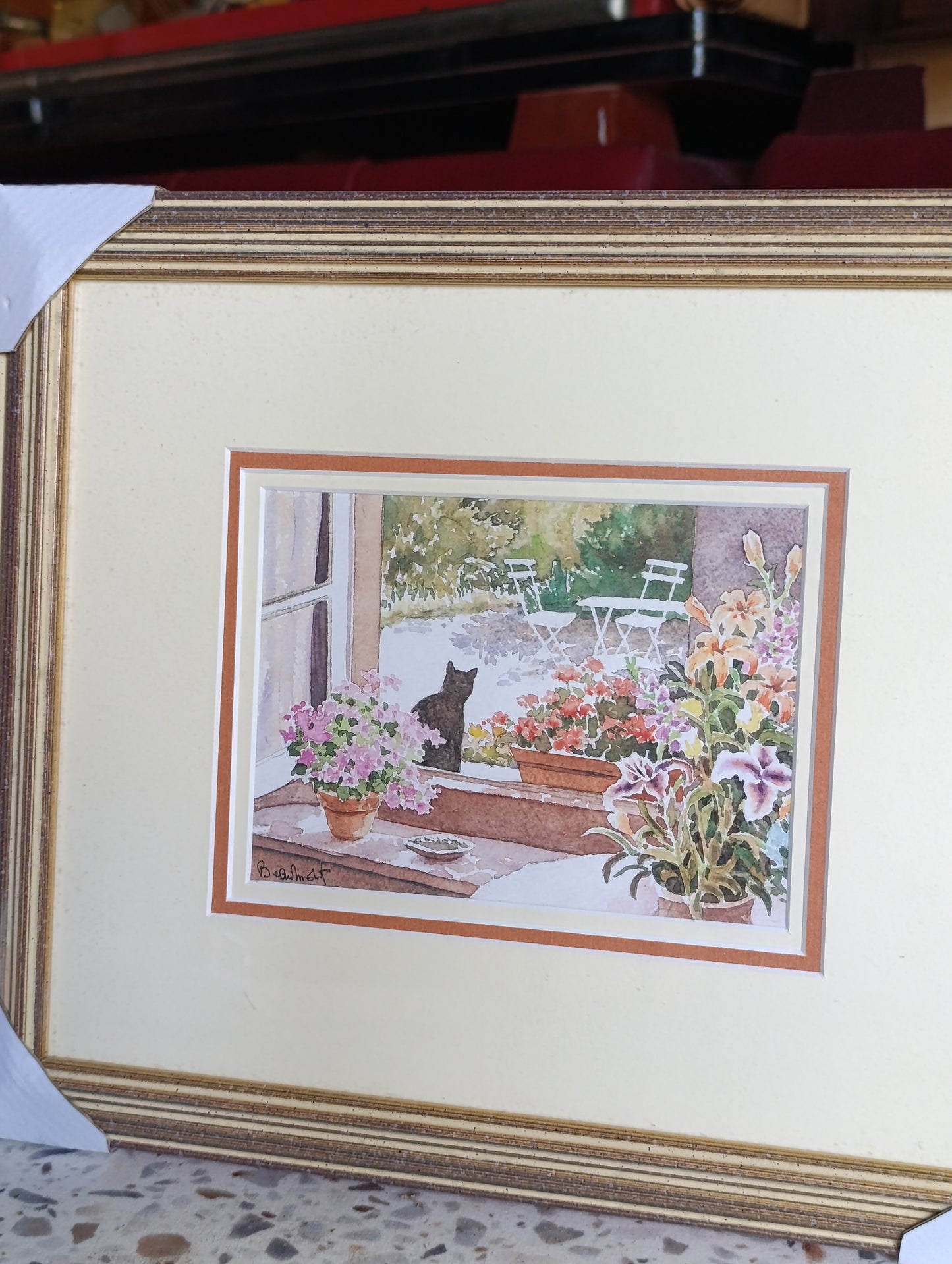 Aquarelle encadrée Chat à la fenêtre sur jardin fleuri – décoration romantique 32,3 x 28,3 cm