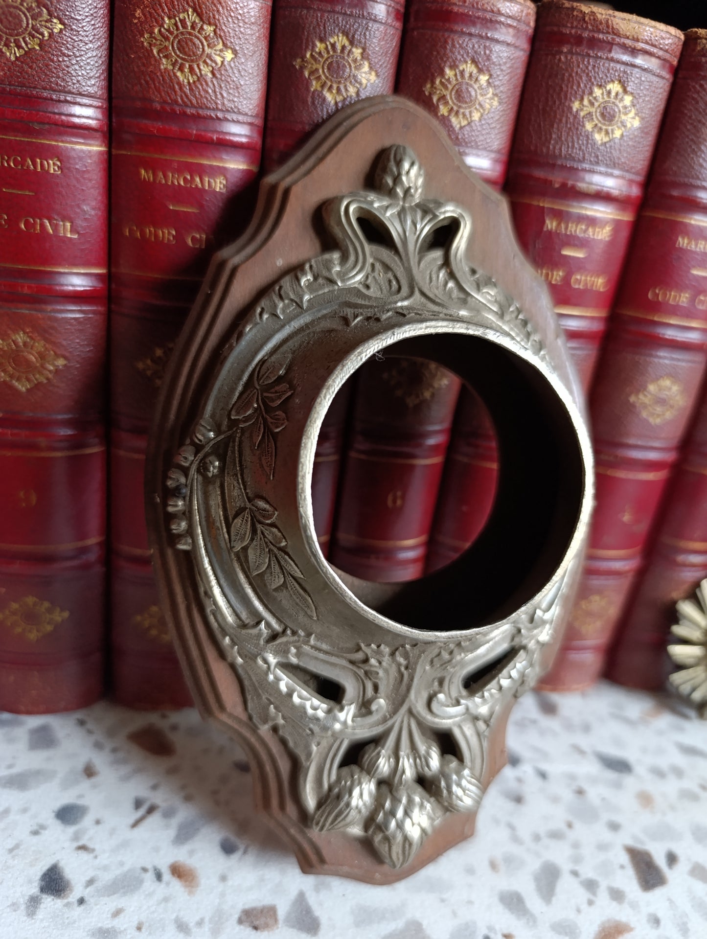Encadrement ancien en bois pour pendule œil-de-bœuf avec entourage en étain décor Art nouveau