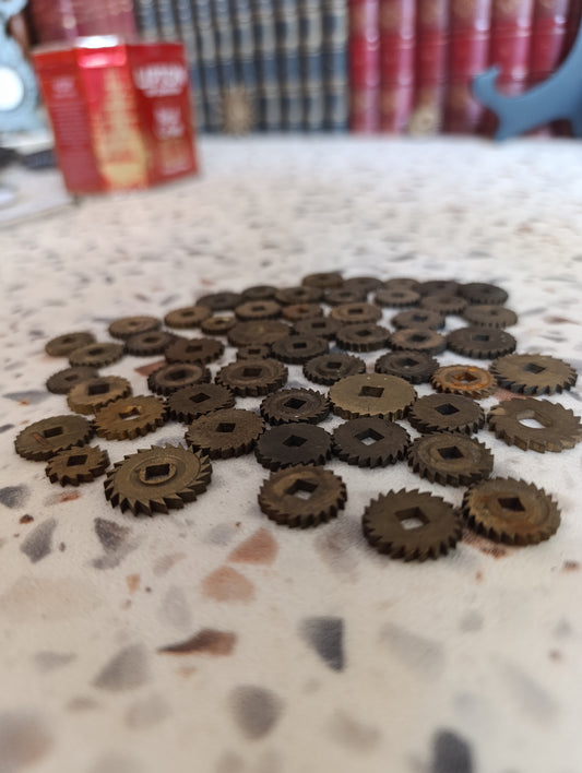 Lot de 51 rochets anciens d'horlogerie en laiton – Pièces détachées pour pendules et horloges