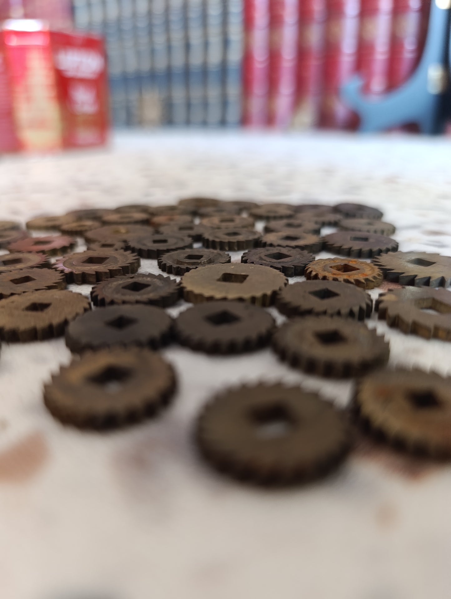 Lot de 51 rochets anciens d'horlogerie en laiton – Pièces détachées pour pendules et horloges